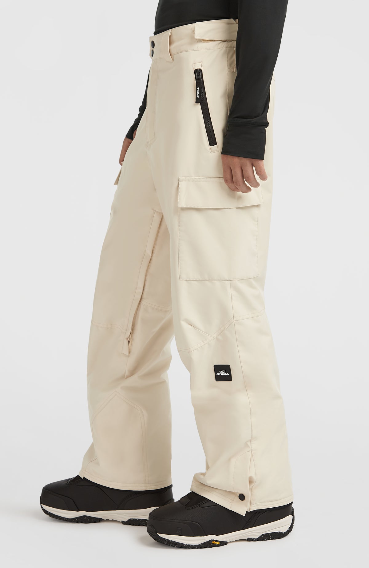 FWC'Cruz Cargo-Skihose für Herren, beige, Dreiviertelansicht am Model mit aufgesetzter Cargotasche und Logo-Badge