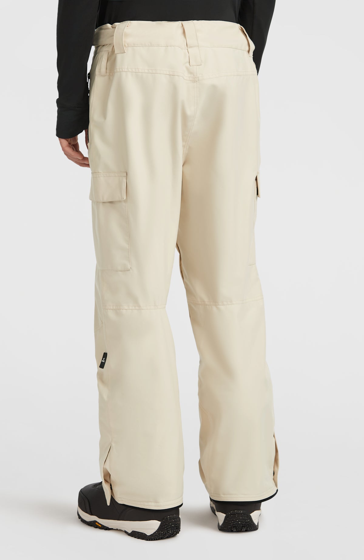 FWC'Cruz Cargo-Skihose für Herren, beige, Rückansicht am Model mit Gürtelschlaufen und weitem Beinabschluss