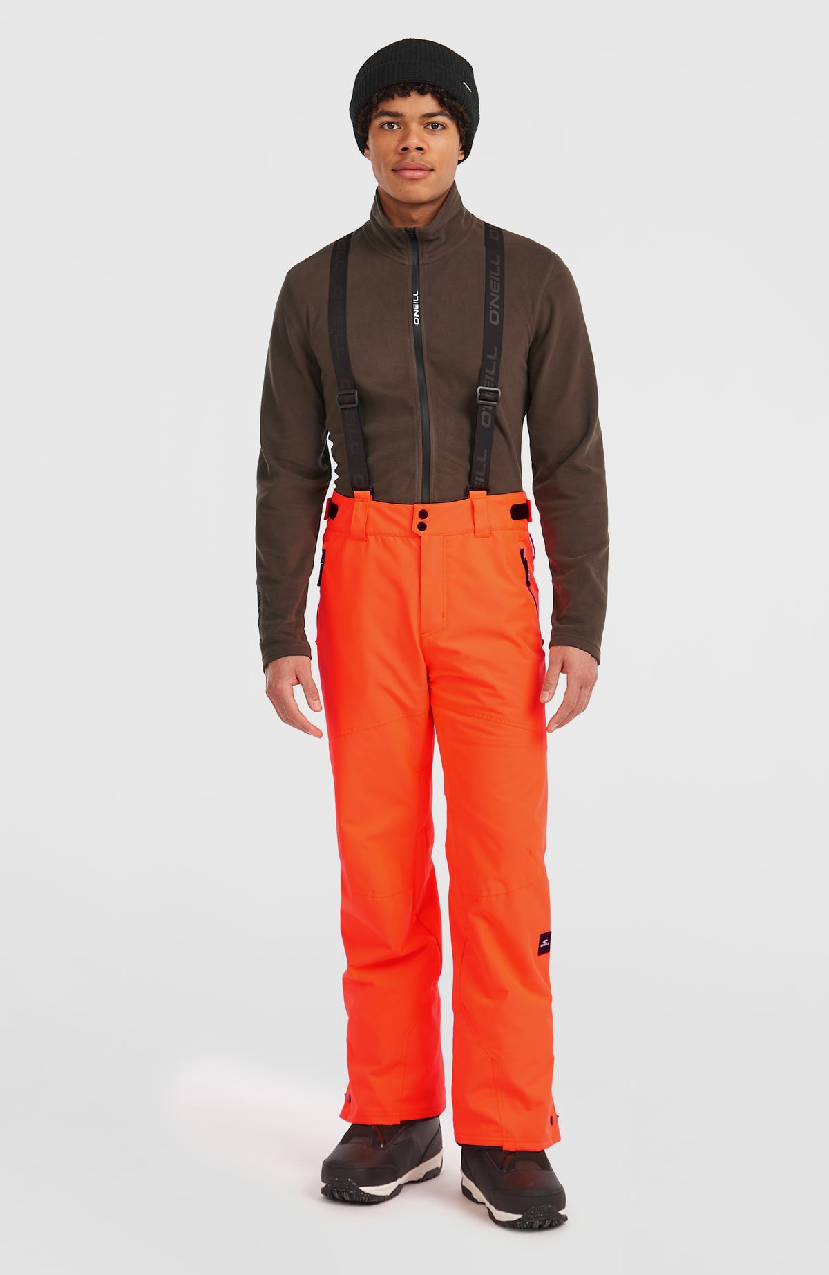 O'Neill FWC'Cruz Skihose mit Trägern für Herren, rot, Vorderansicht getragen am Model mit elastischen Trägern