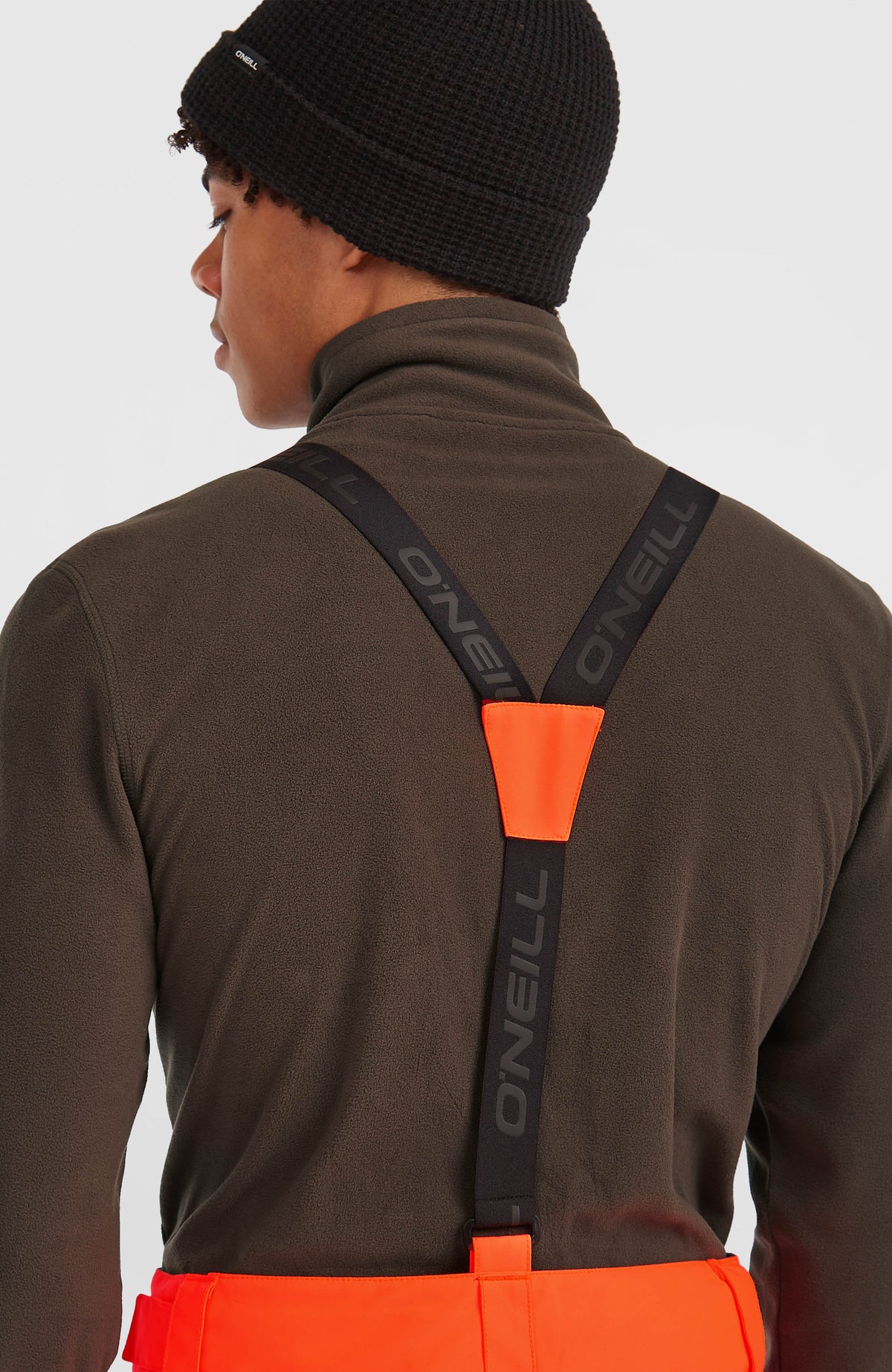 FWC'Cruz Skihose mit Trägern für Herren, rot, Rückansicht am Model mit verstellbaren Trägern und Logo-Schriftzug