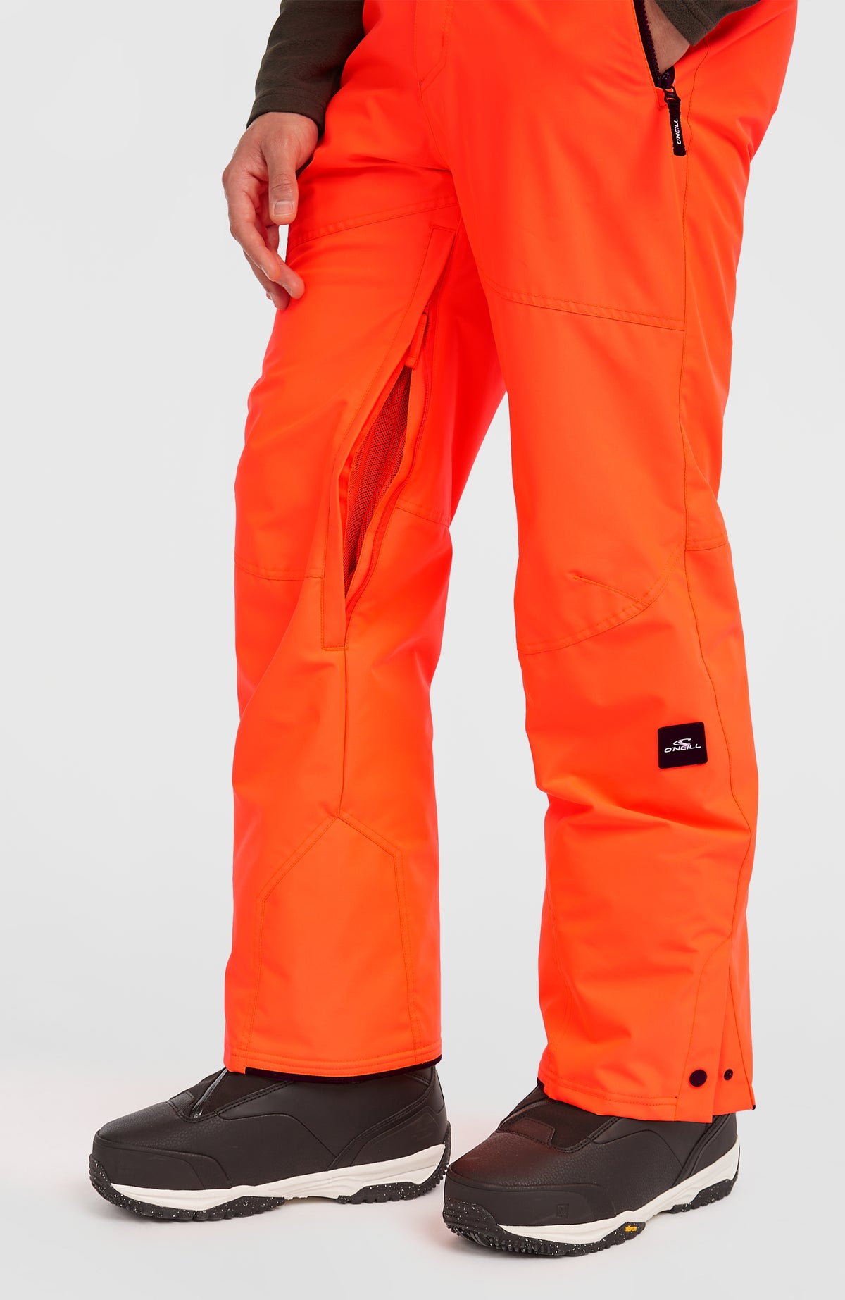 Nahaufnahme am Hosenbein der roten FWC'Cruz Skihose mit Trägern für Herren, Belüftungsreißverschluss mit Mesh