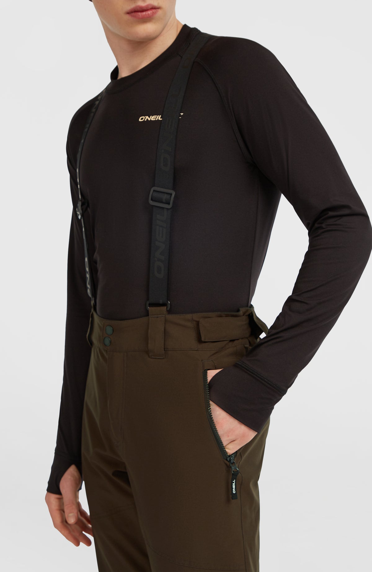 FWC'Cruz Skihose mit Trägern, braun, Nahaufnahme von Bund, Reißverschlusstasche und Trägern am Model
