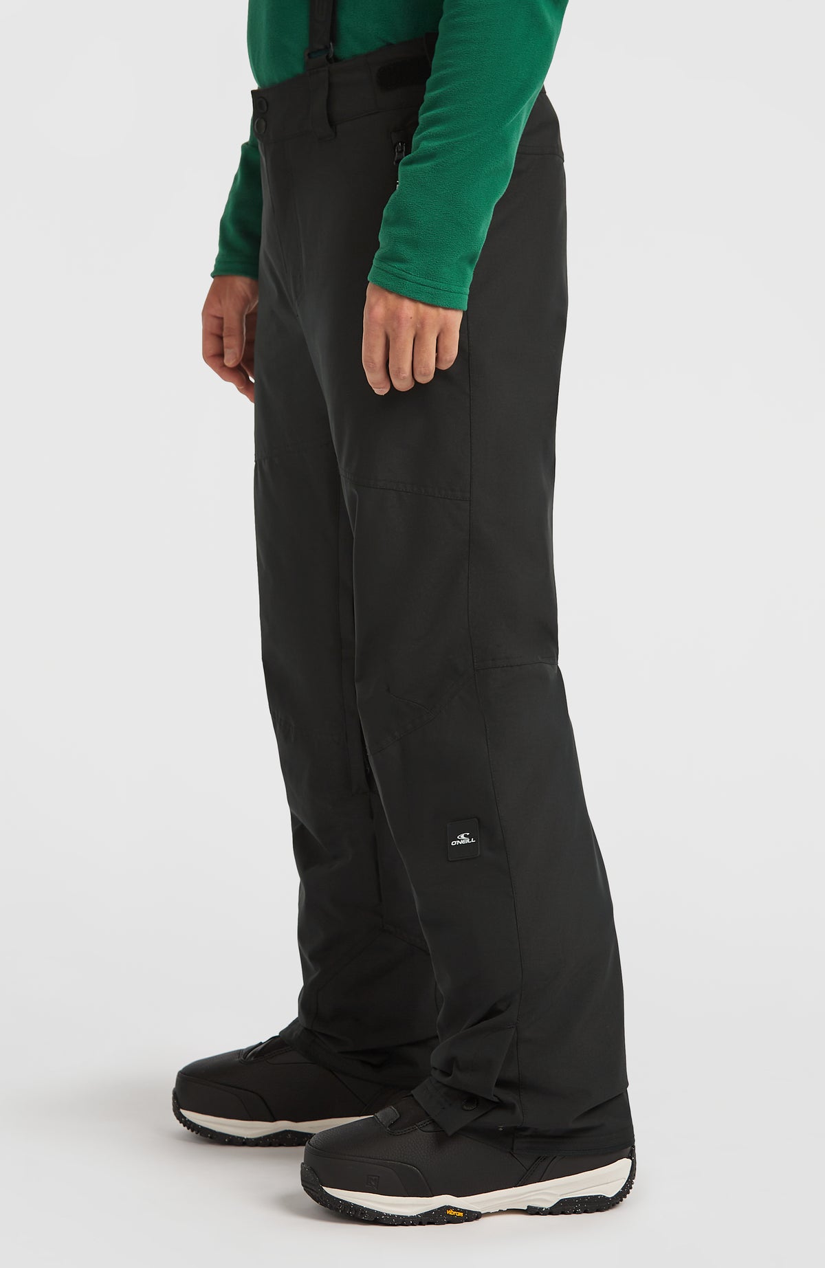 FWC'Cruz Skihose mit Trägern für Herren, schwarz, Seitenansicht am Model mit Logo-Patch am Bein