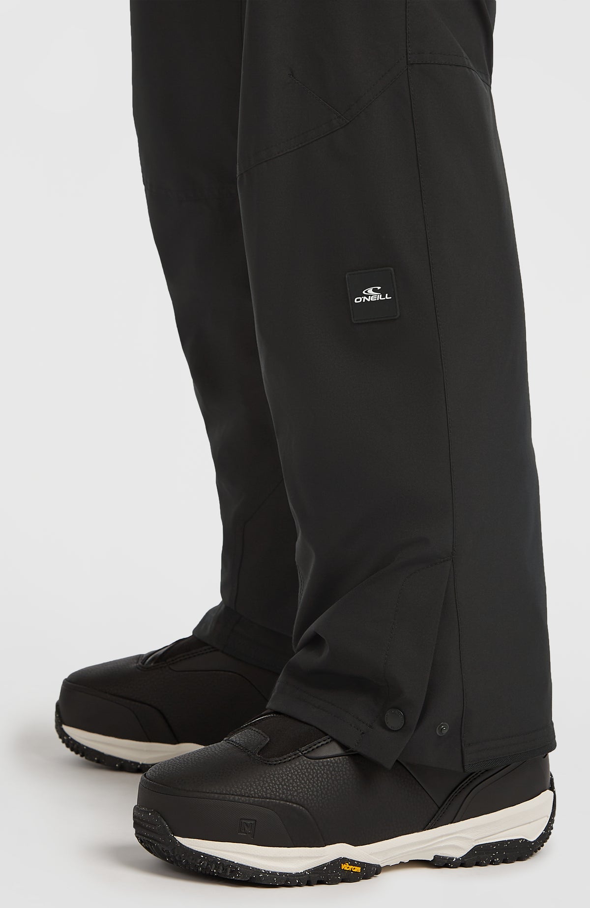 FWC'Cruz Skihose mit Trägern, schwarz, Nahaufnahme von Hosenbein, Logo-Patch und Saum mit Druckknopf