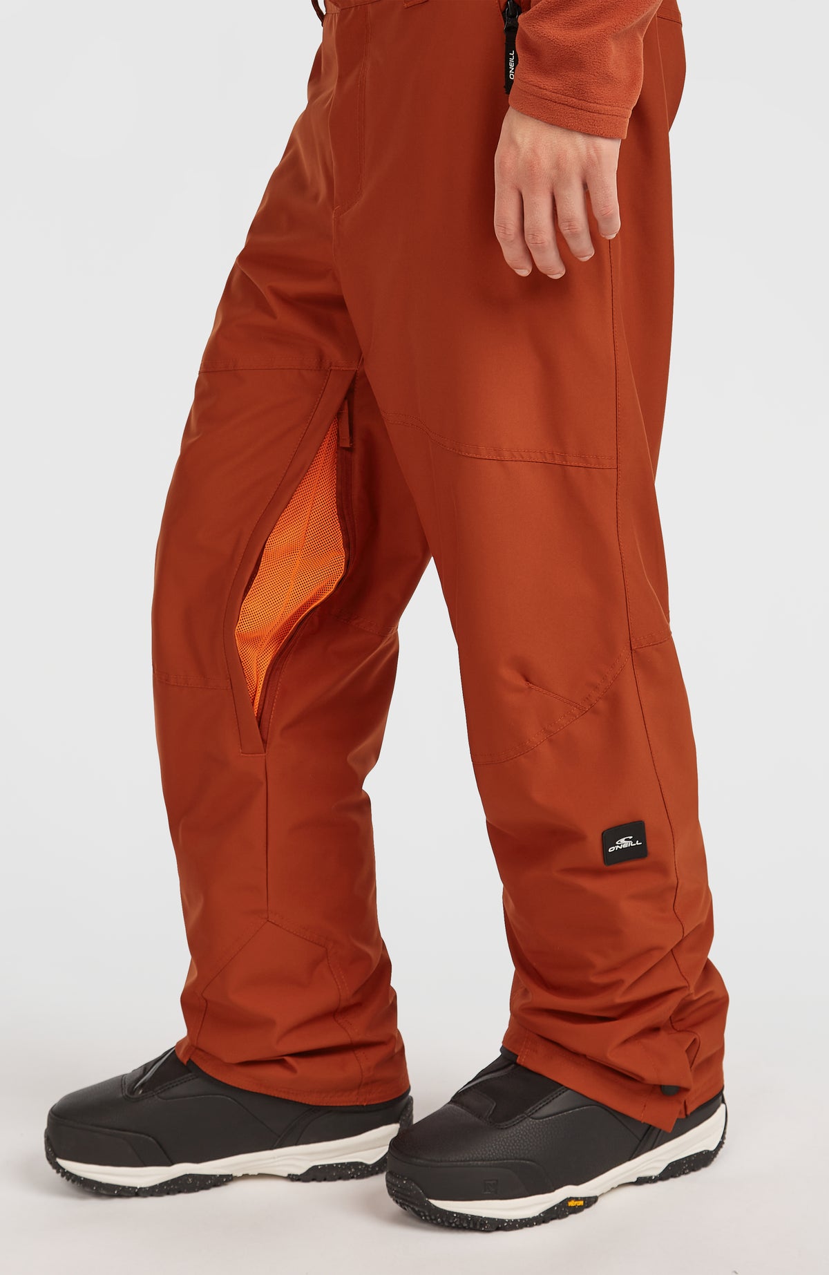 FWC'Cruz Skihose für Herren, orange, Seitenansicht am Model mit geöffnetem Belüftungsreißverschluss am Hosenbein
