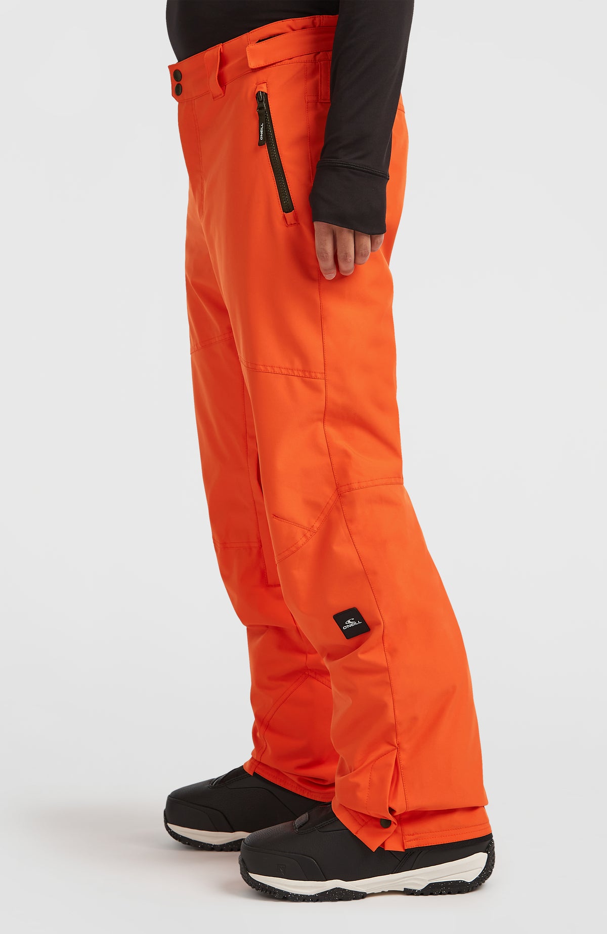 FWC'Cruz Skihose für Herren, rot, Seitenansicht am Model mit Logo-Patch am Bein