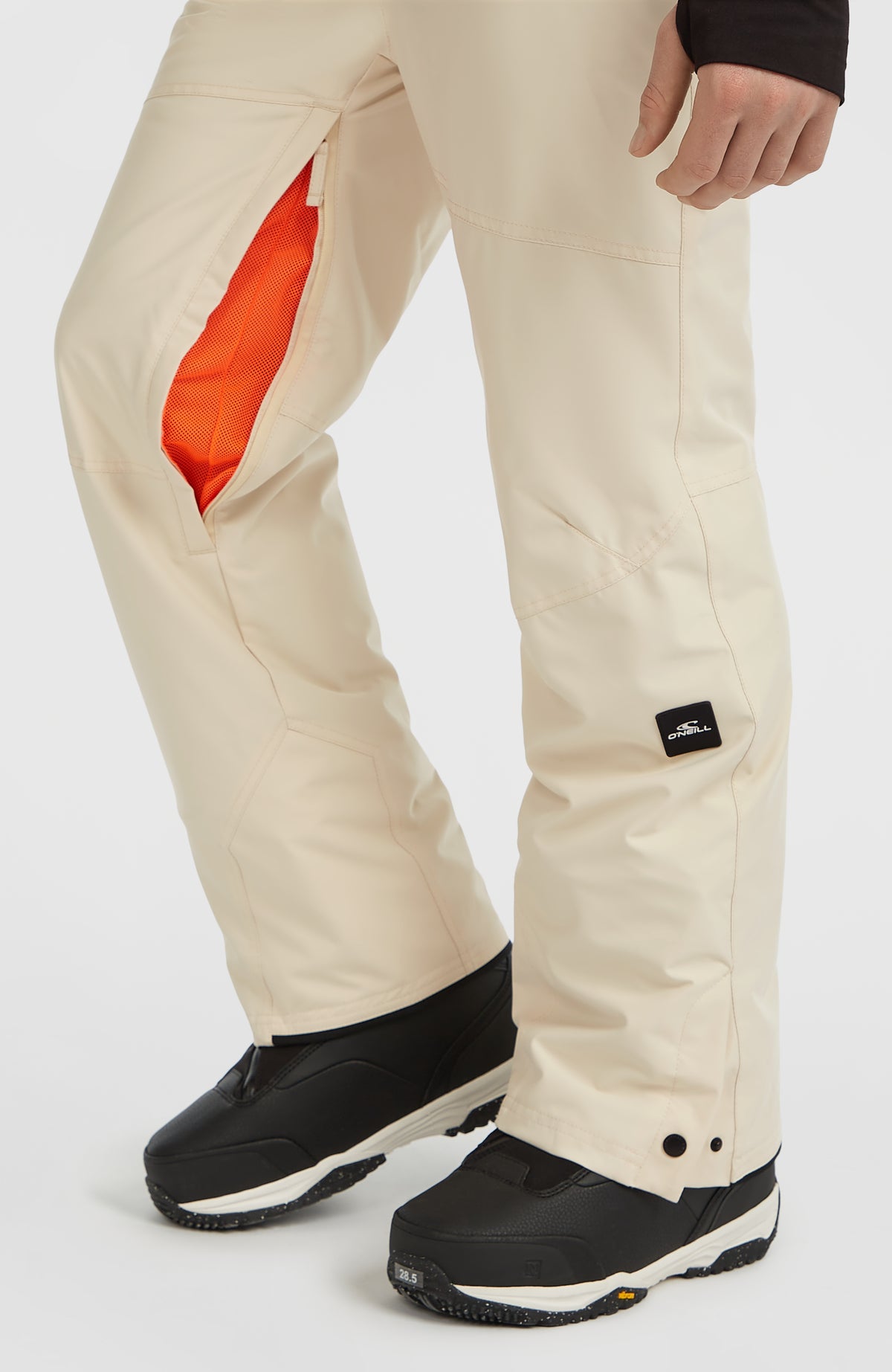 FWC'Cruz Skihose, beige, Detailansicht am Model mit geöffnetem Belüftungsreißverschluss