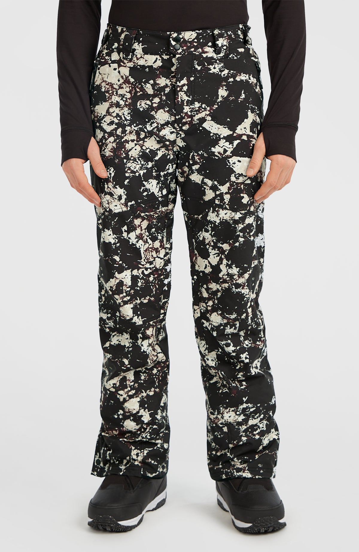 O'Neill FWC'Cruz Skihose für Herren, schwarz mit Allover-Muster in Beige, Vorderansicht am Model