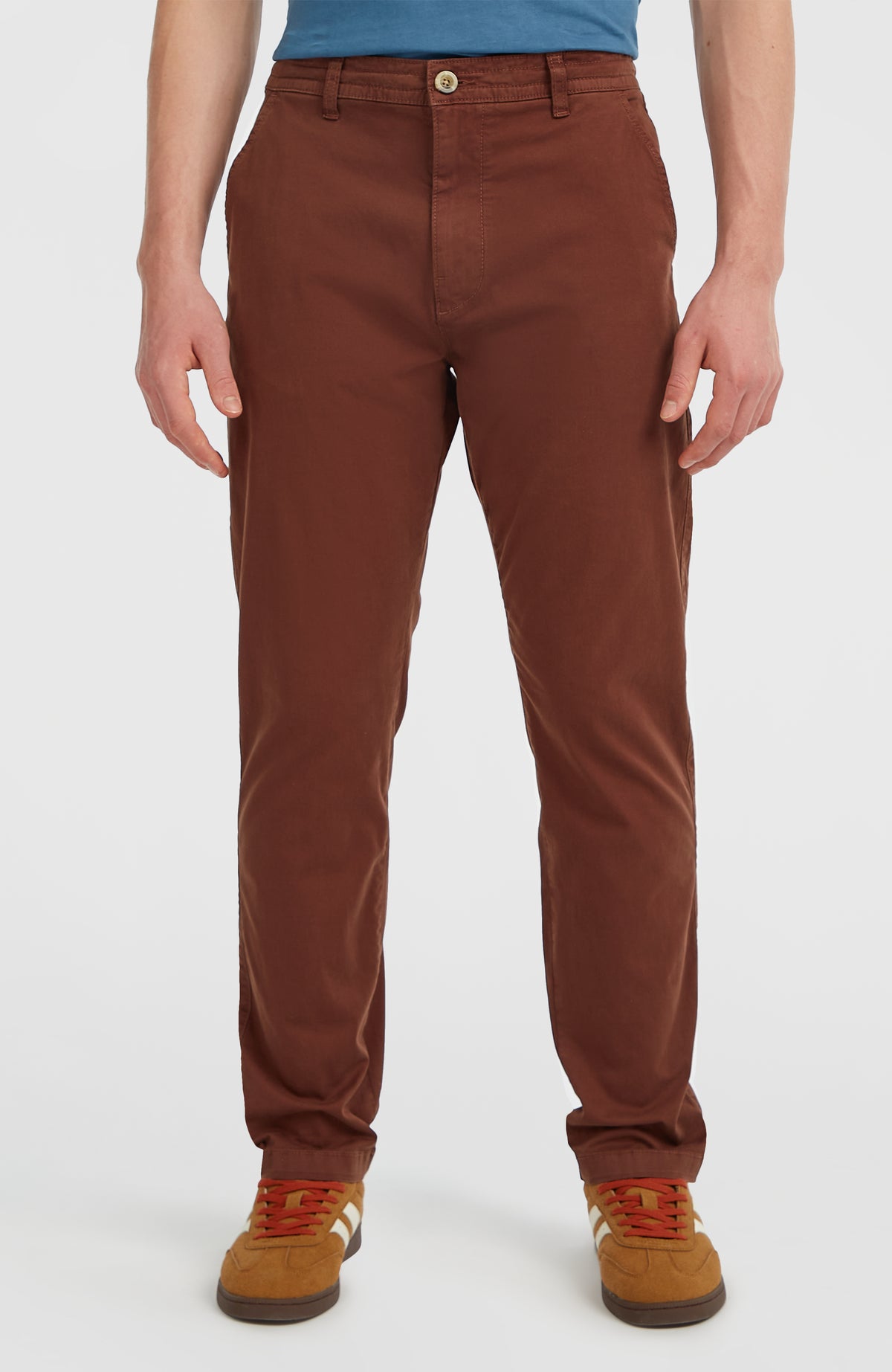 Braune Essentials Chino-Hose für Herren, Vorderansicht am Model, Bund mit Gürtelschlaufen und Knopf