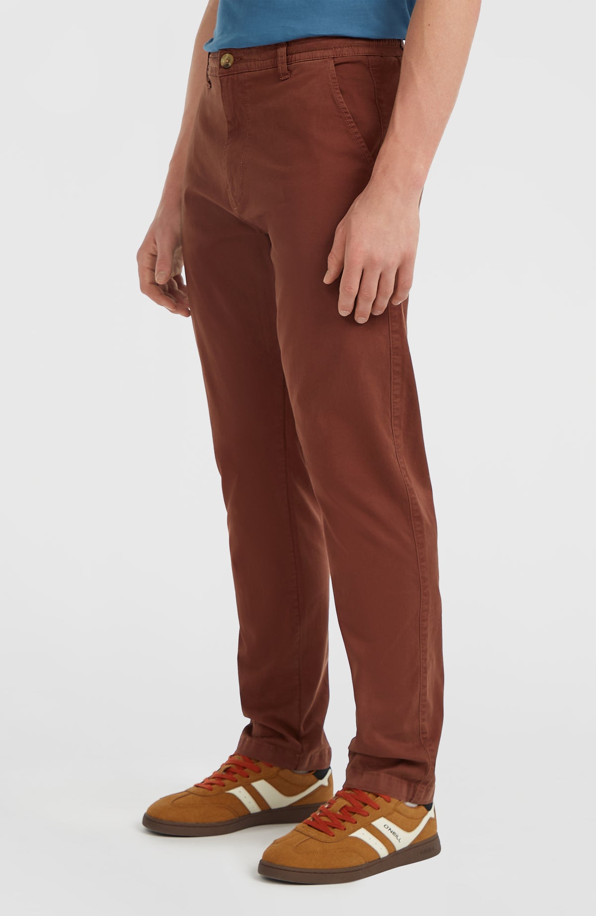 Essentials Chino-Hose für Herren, braun, schräge Seitenansicht am Model mit sichtbarer Seitentasche