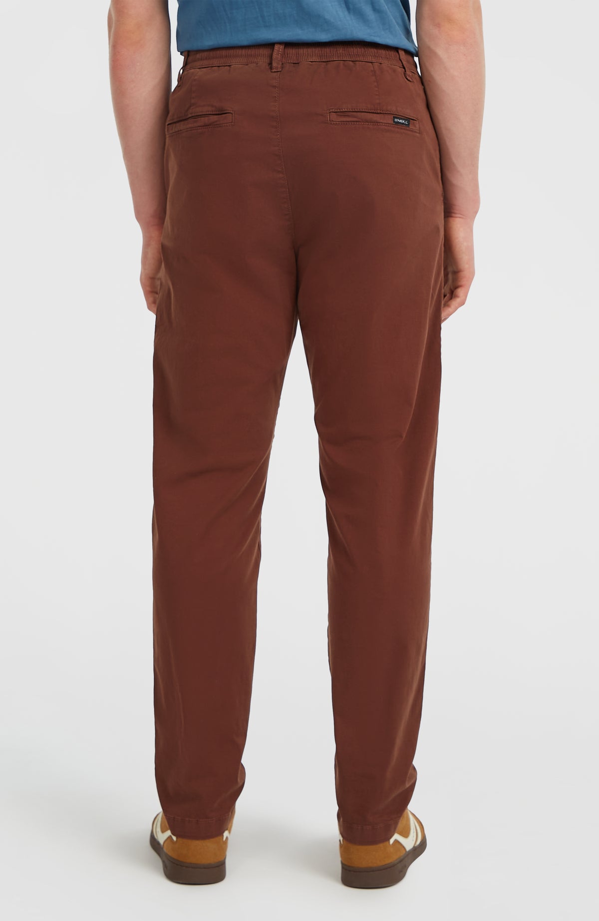 Essentials Chino-Hose für Herren, braun, Rückansicht am Model mit zwei Gesäßtaschen und Raffung am Bund