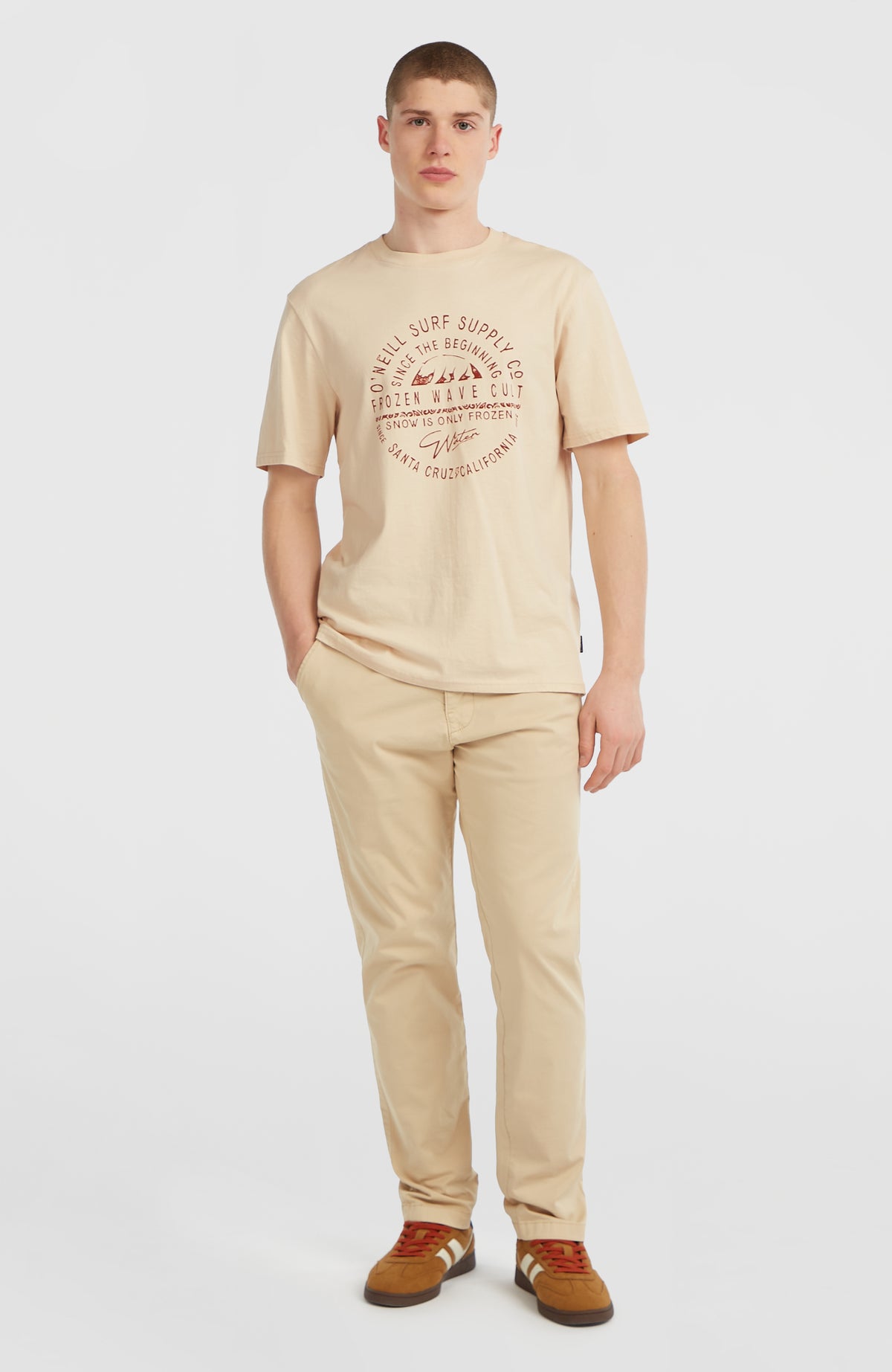 O'Neill Essentials Chino-Hose für Herren in Beige, getragen am Model, Vorderansicht