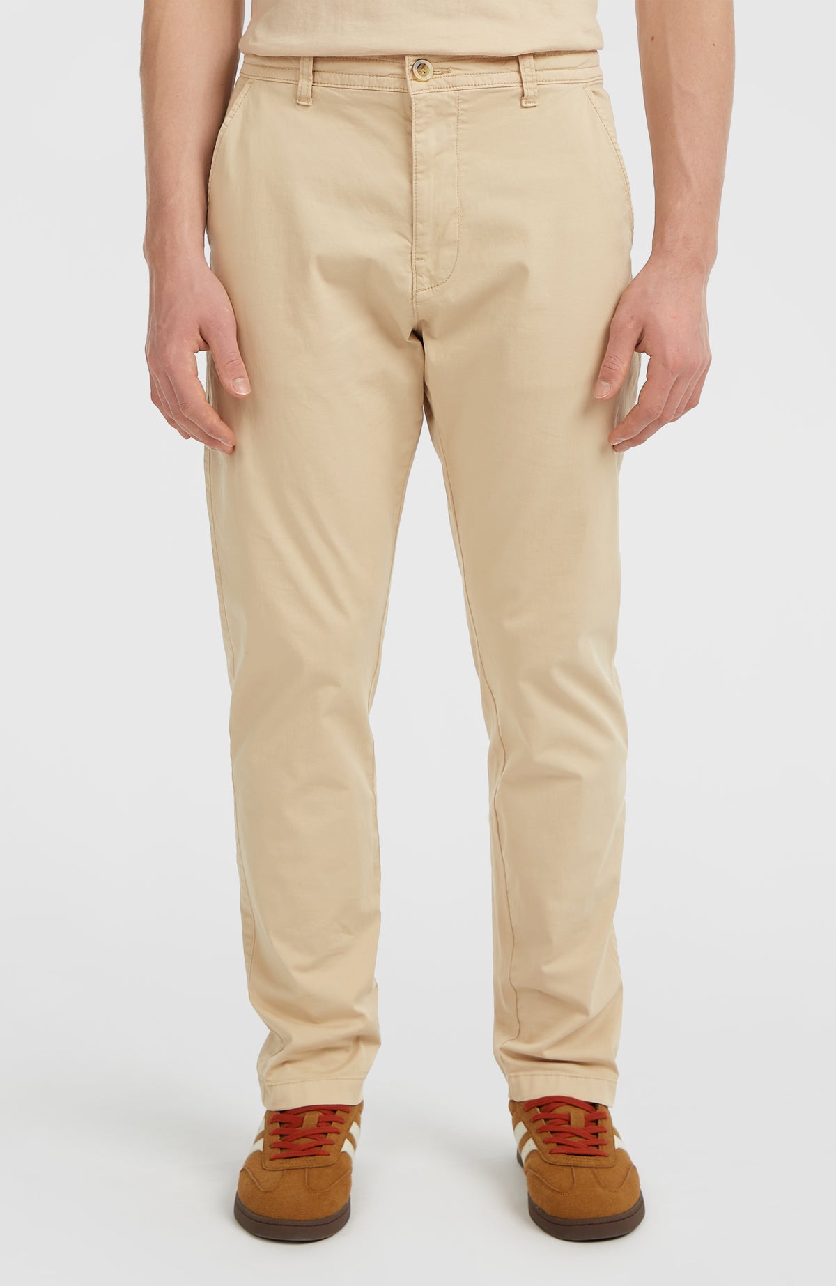 Essentials Chino-Hose für Herren, beige, Vorderansicht am Model, Bund mit Knopf und Gürtelschlaufen