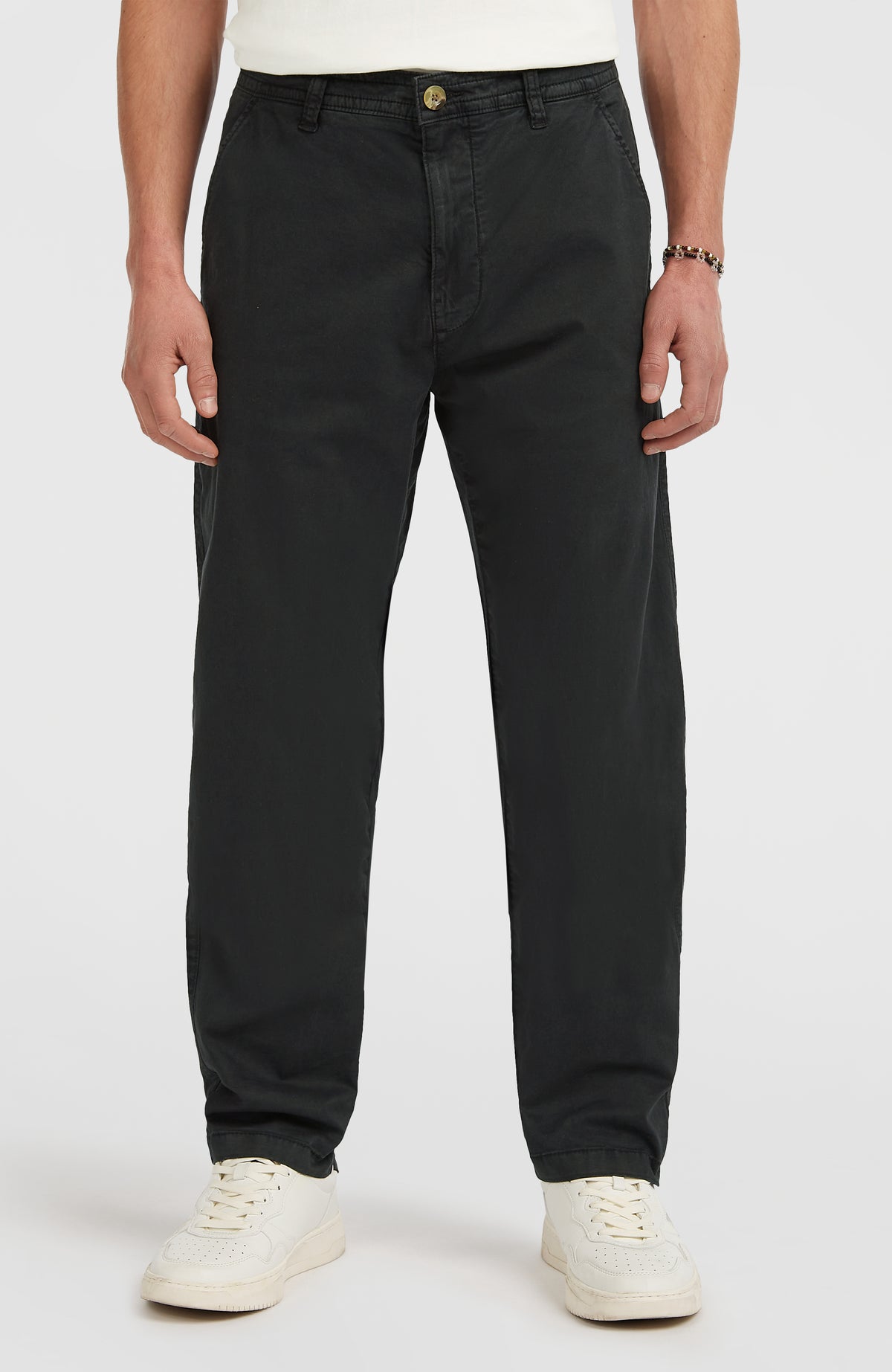Essentials Chino-Hose für Herren, schwarz, frontale Ansicht am Model, Bund mit Gürtelschlaufen und Knopf