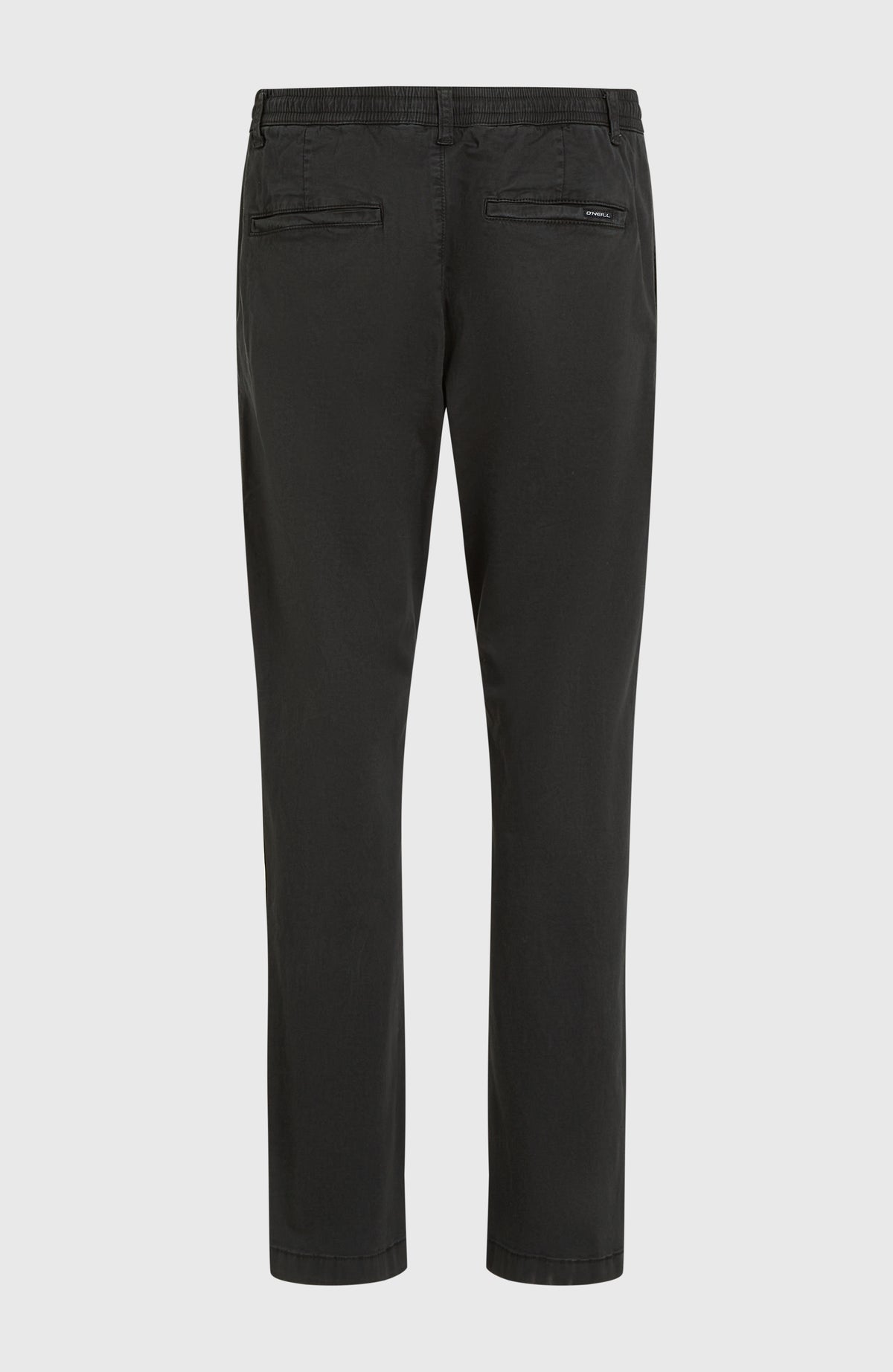 Essentials Chino-Hose für Herren, schwarz, freigestellt von hinten, zwei Paspeltaschen mit Logo-Label