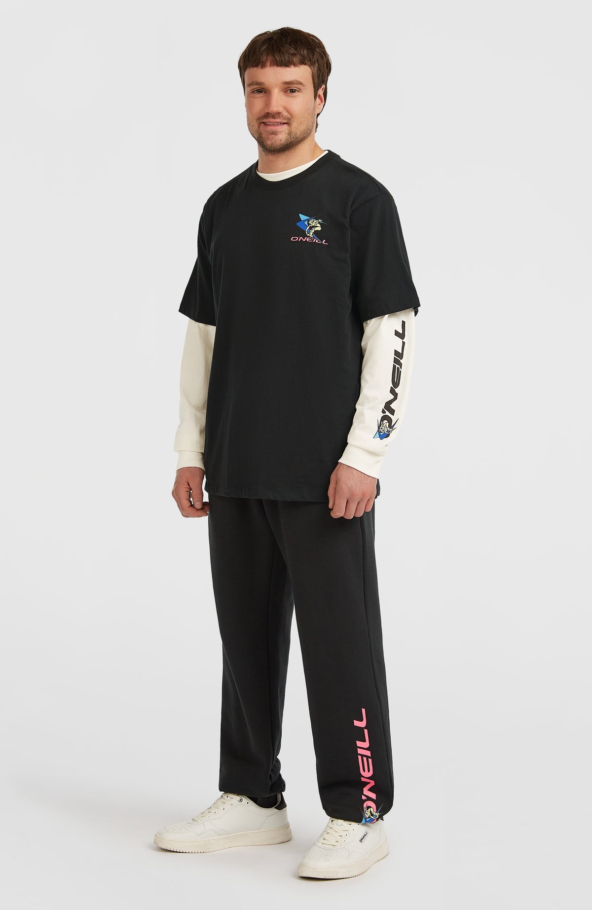 O'Neill FWC'Play Jogginghose für Herren, schwarz mit Logo-Print in Pink, Ganzkörperansicht von vorne am Model