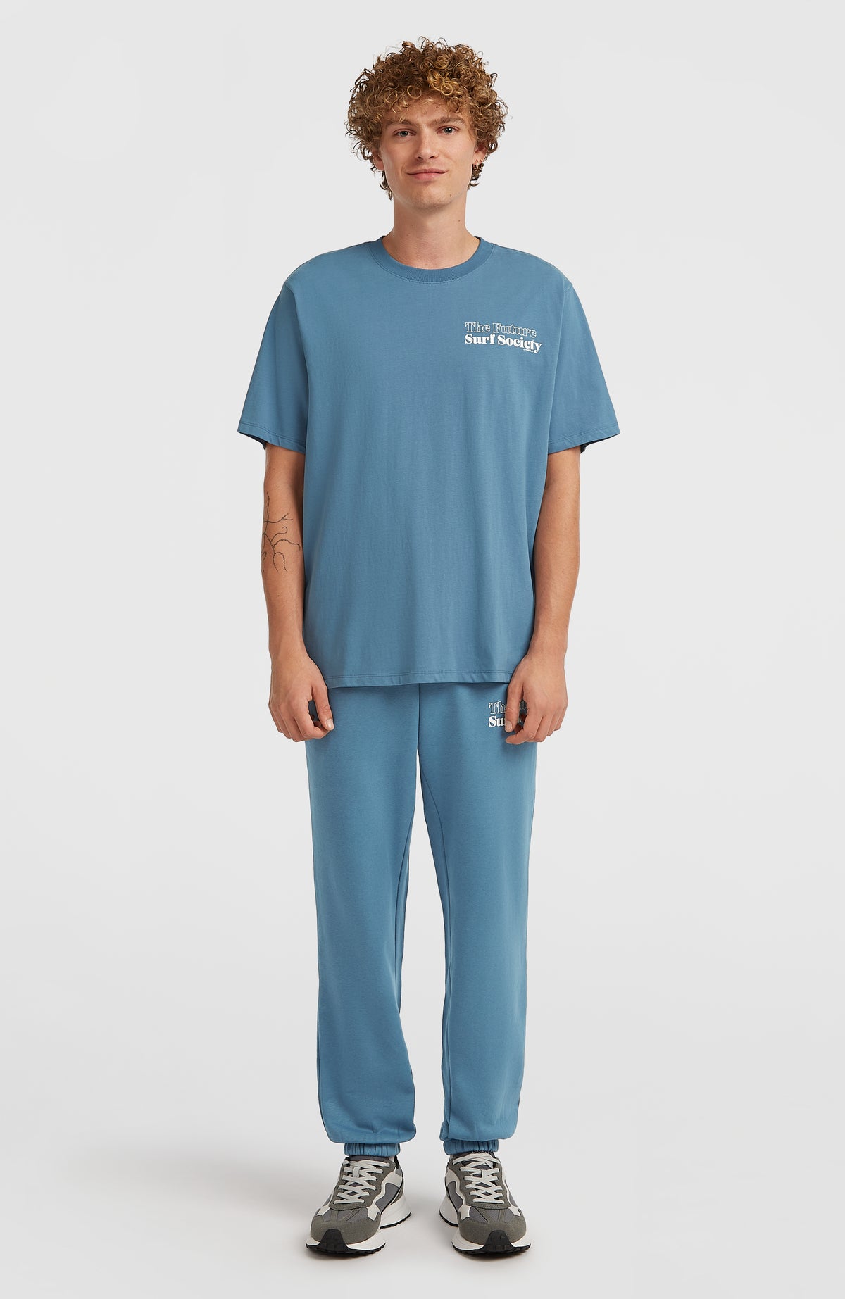 O'Neill Future Surf Society Jogginghose für Herren, blau mit Logo-Print in Weiß, getragen am Model, Vorderansicht