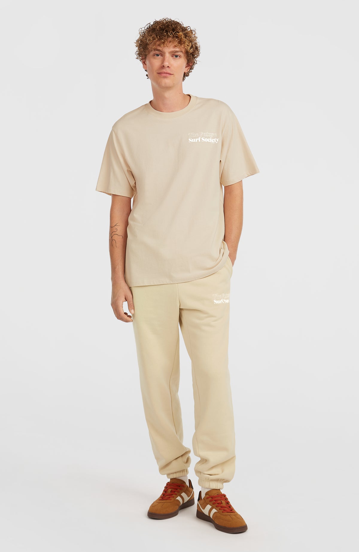 O'Neill Future Surf Society Jogginghose für Herren, beige mit Logo-Print in Weiß, Ganzkörperansicht am Model