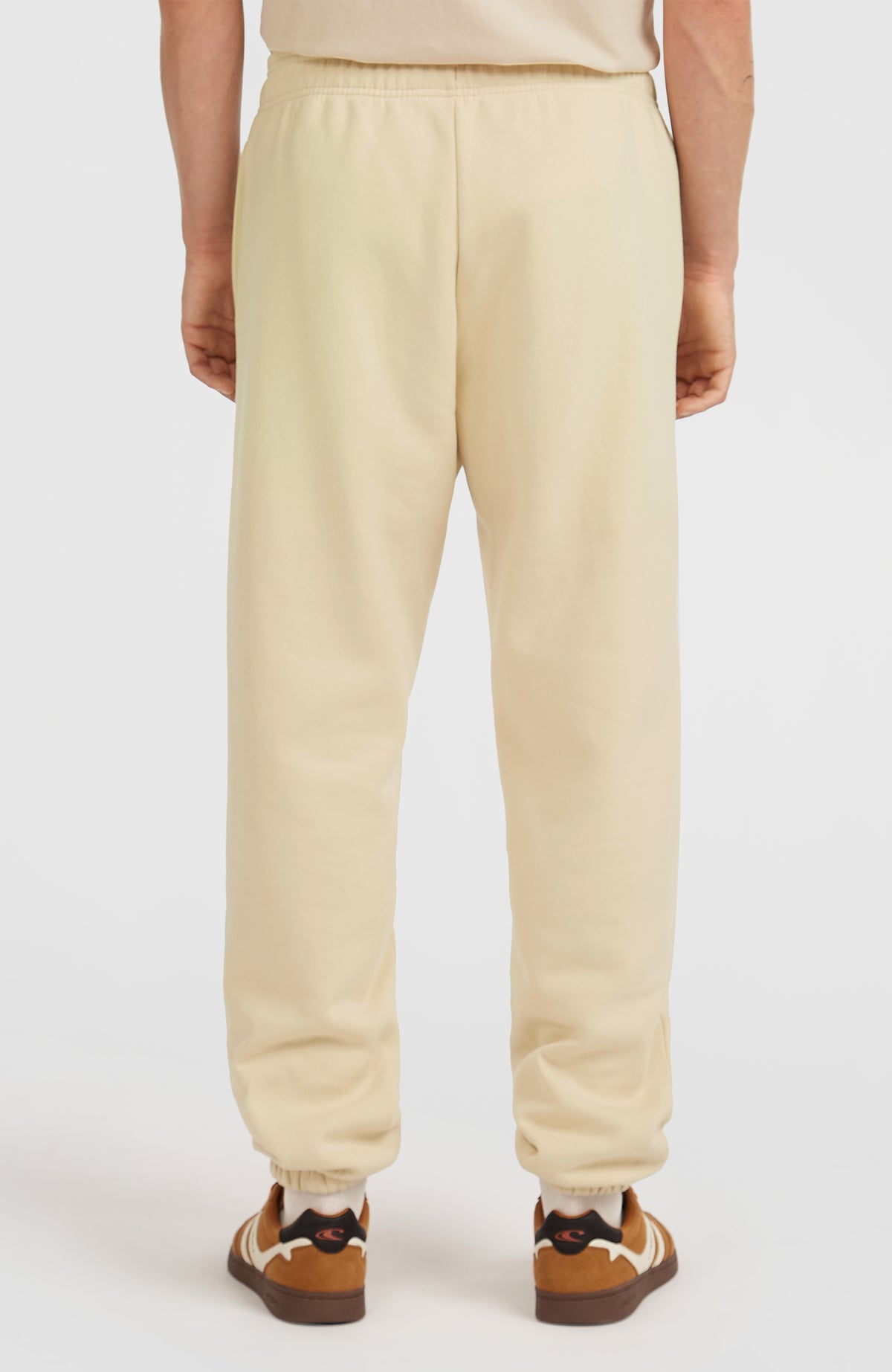 Future Surf Society Jogginghose für Herren, beige, Rückansicht am Model mit elastischem Bund und Bündchen