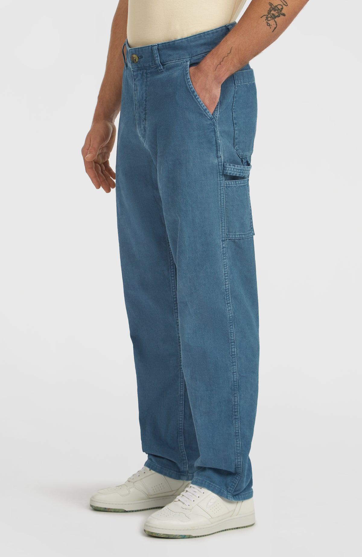 O'Riginals Carpenter Hose für Herren, blau, Seitenansicht am Model mit Werkzeugtasche und Schlaufe