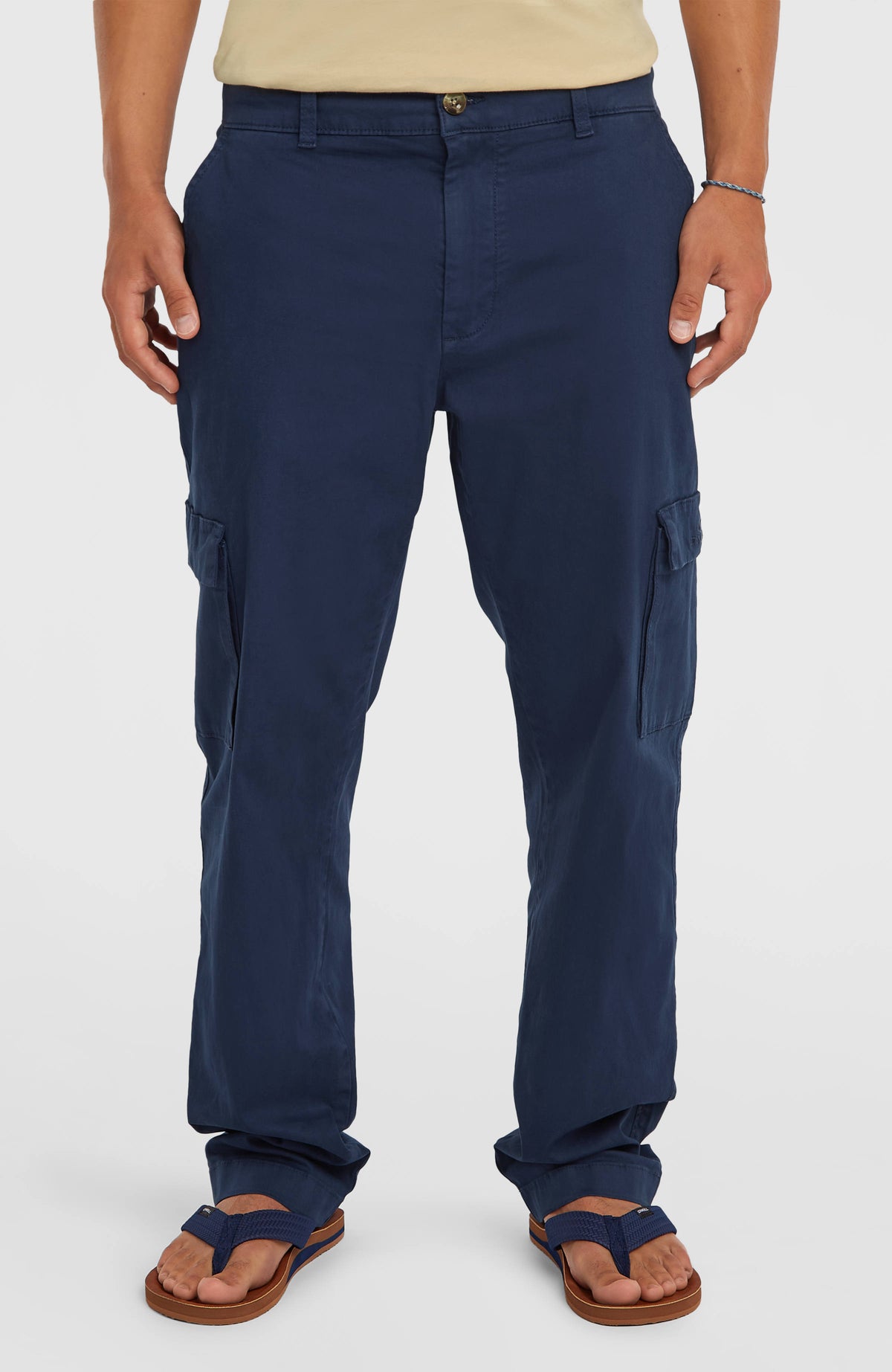 Essentials Cargohose für Herren in Blau, Vorderansicht am Model mit Gürtelschlaufen und Verschlussknopf
