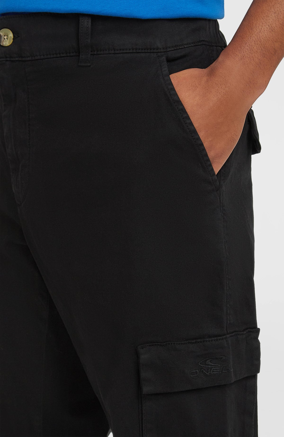 Nahaufnahme der schwarzen Essentials Cargohose mit seitlicher Cargo-Tasche und dezenter Logo-Stickerei