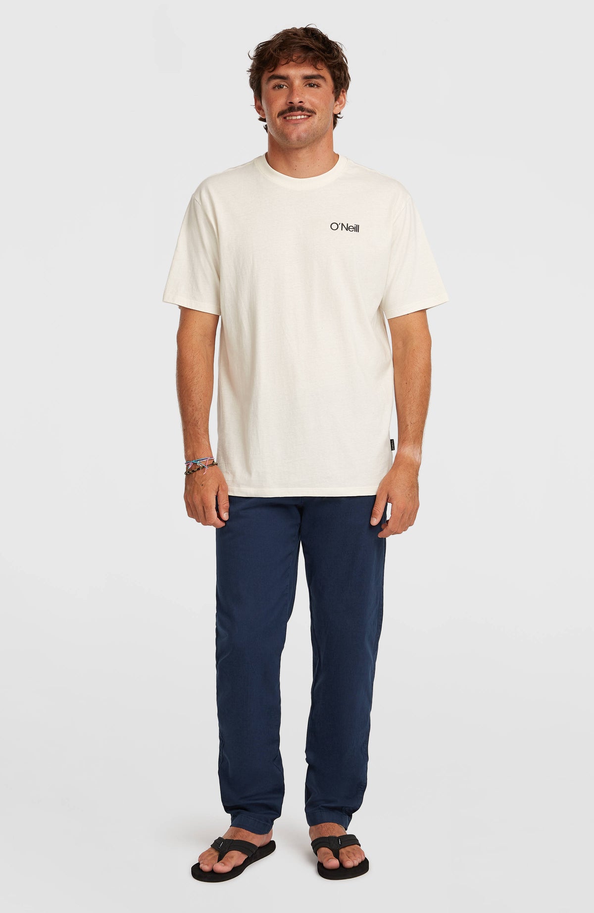 O'Neill Essentials Chino-Hose für Herren, blau, Frontansicht am Model mit geradem Hosenschnitt
