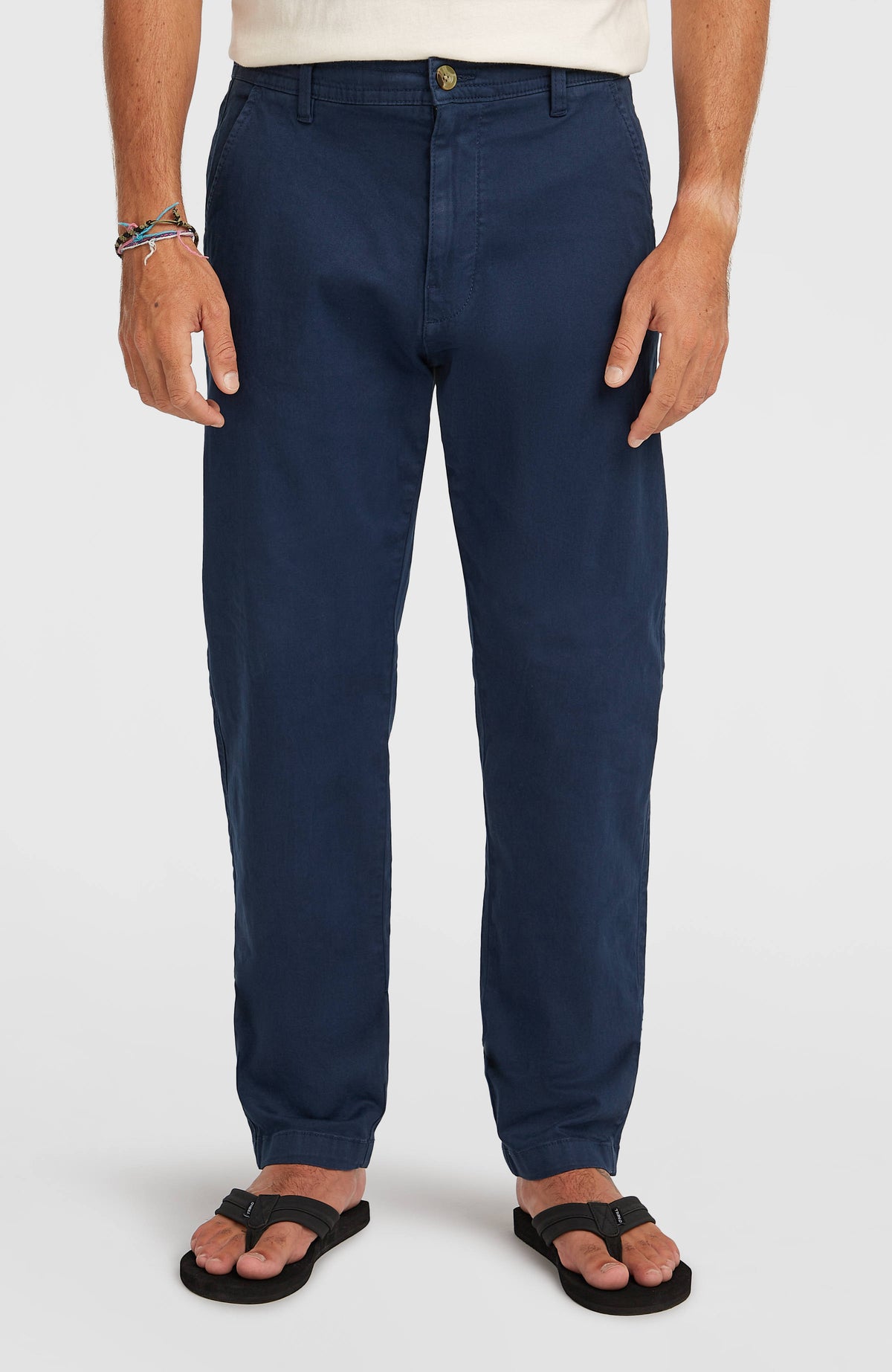 Essentials Chino-Hose für Herren, blau, Vorderansicht am Model mit Knopfverschluss und Gürtelschlaufen