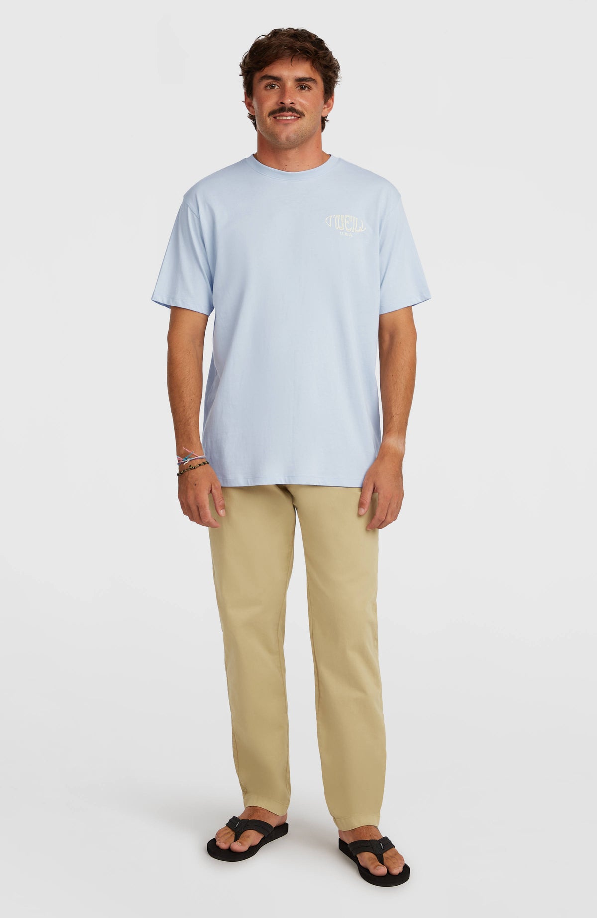 O'Neill Essentials Chino-Hose für Herren, beige, Vorderansicht, getragen am Model