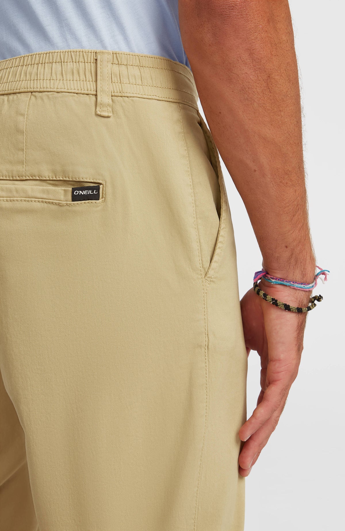 Essentials Chino-Hose für Herren, beige, Nahaufnahme der Gesäßtasche mit kleinem Logo-Label am elastischen Bund