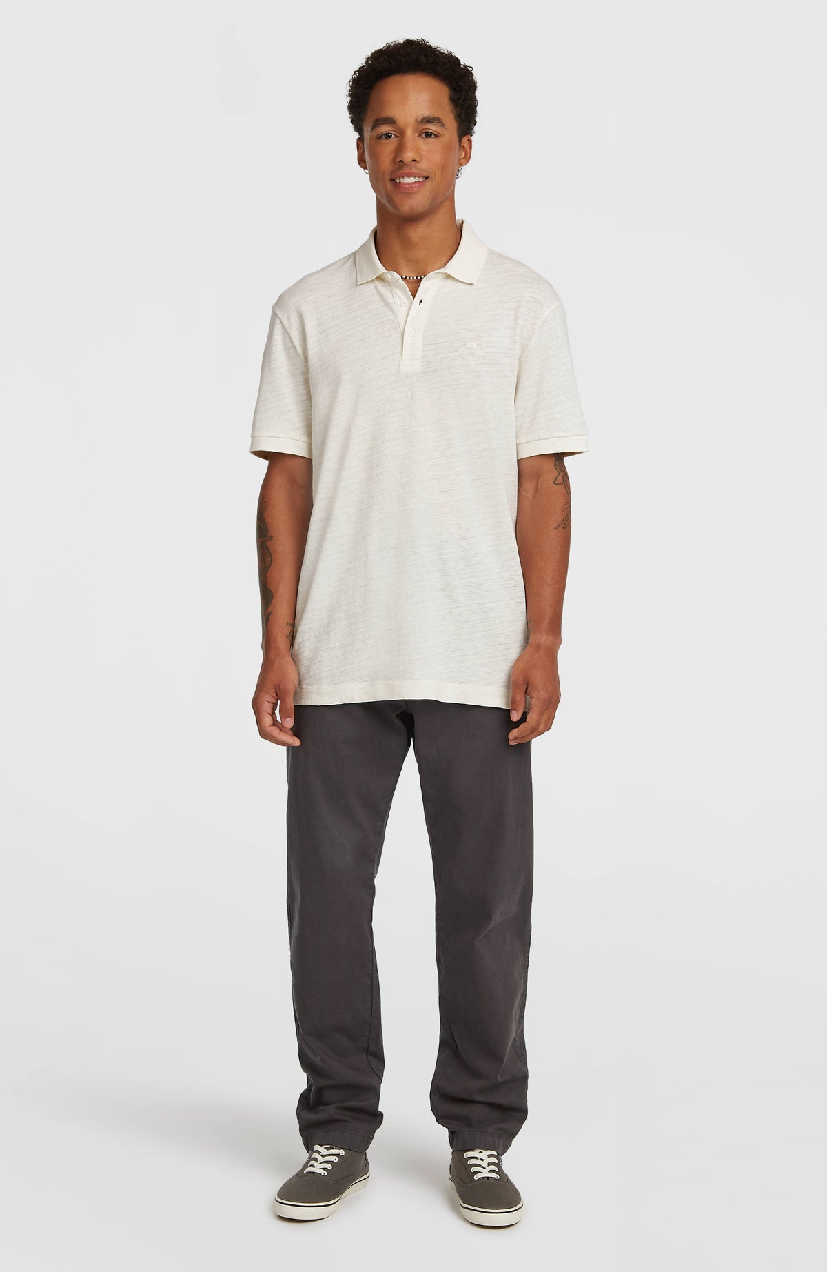 O'Neill Essentials Chino-Hose für Herren, grau, Vorderansicht, getragen am Model mit klassischem Schnitt