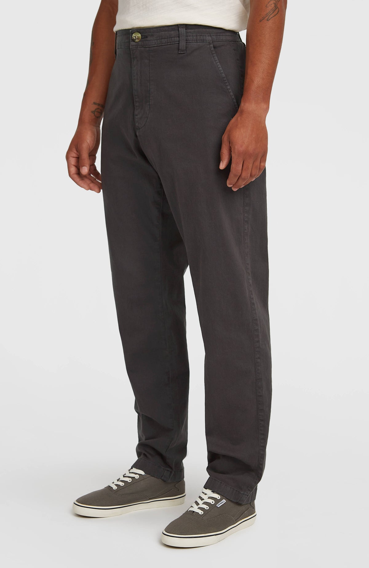 Essentials Chino-Hose für Herren, grau, schräge Vorderansicht am Model mit seitlicher Eingrifftasche