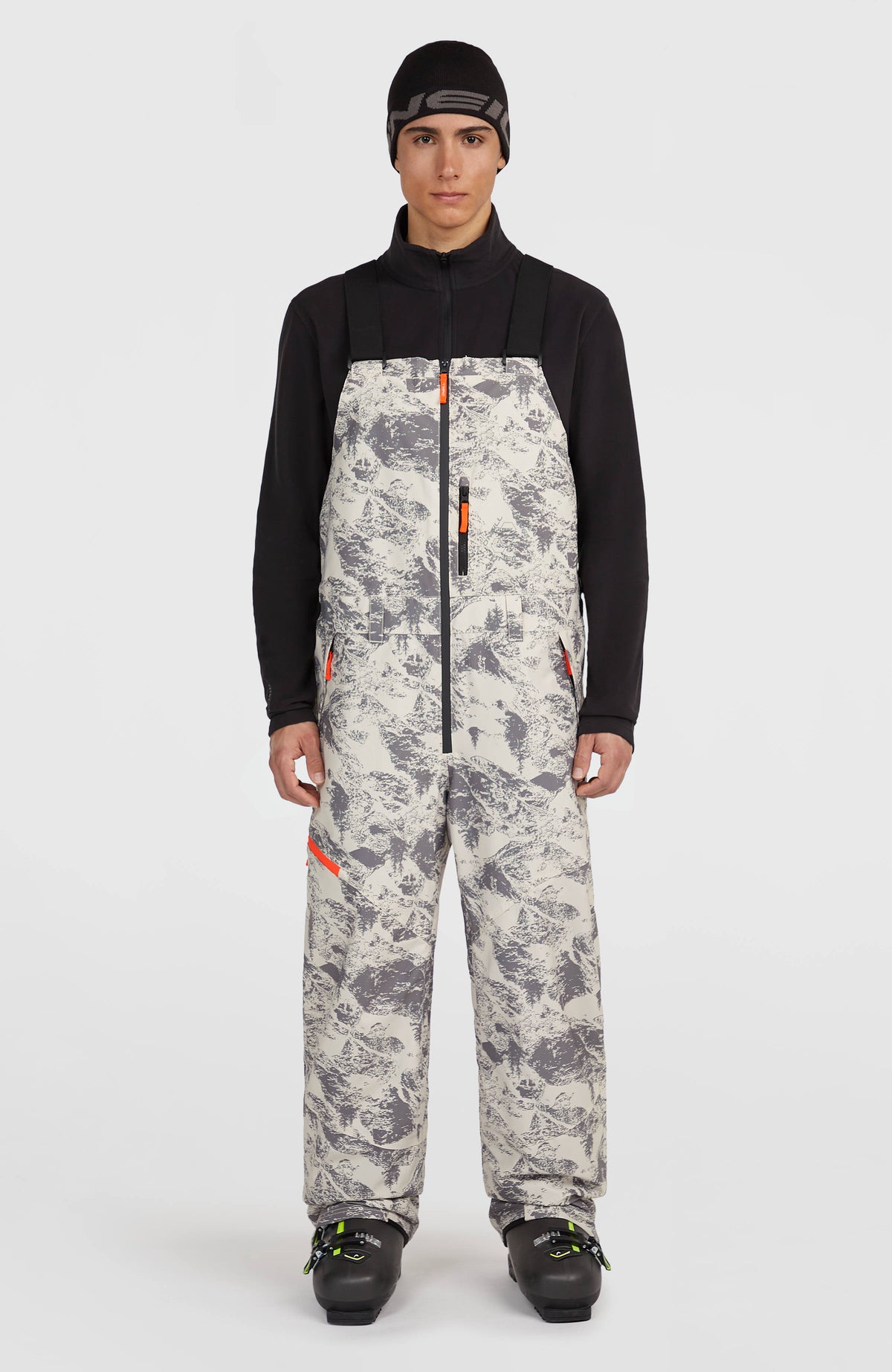 O'Neill FWC'Peak Bib Skihose für Herren, grau mit Bergmuster in Weiß, Vorderansicht am Model