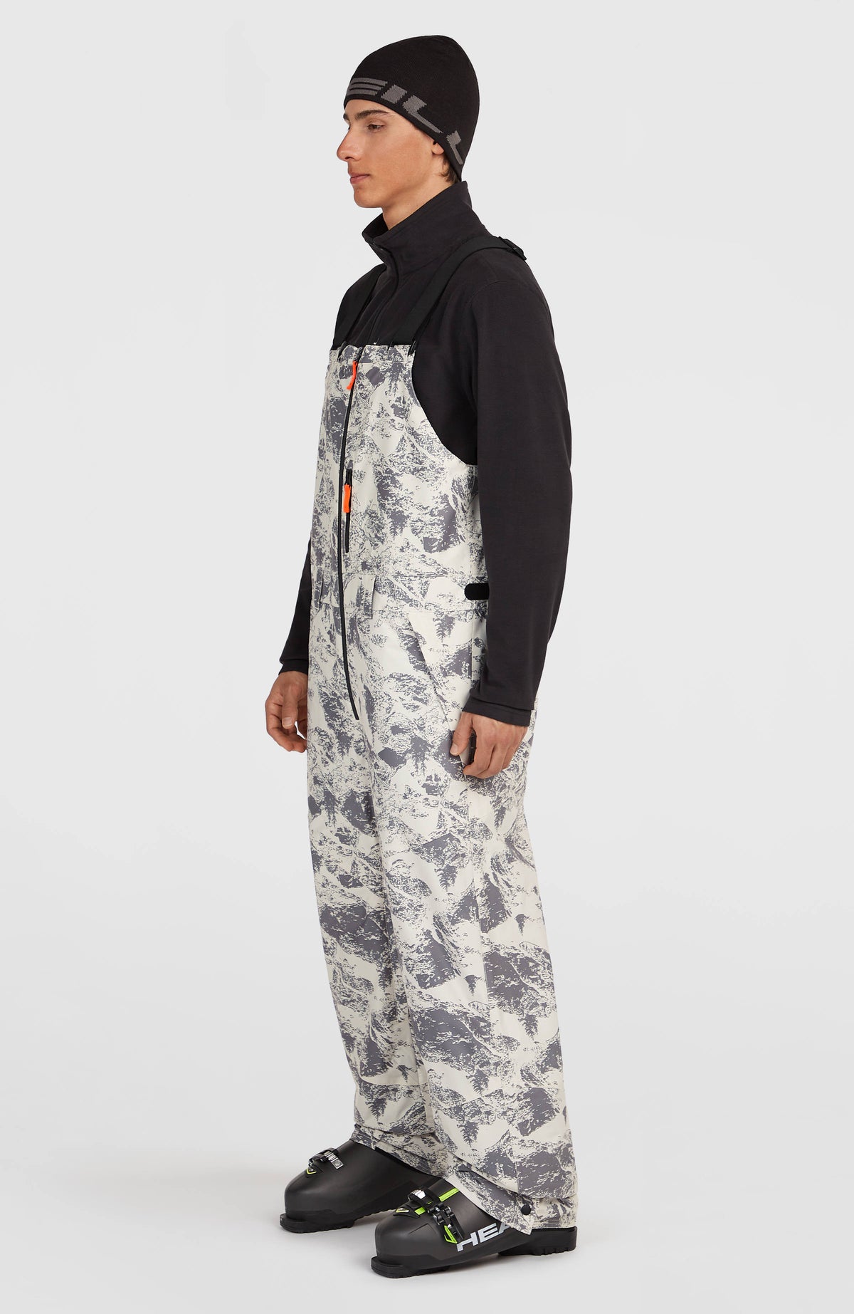 FWC'Peak Bib Skihose für Herren, grau mit Bergmuster in Weiß, Seitenansicht am Model
