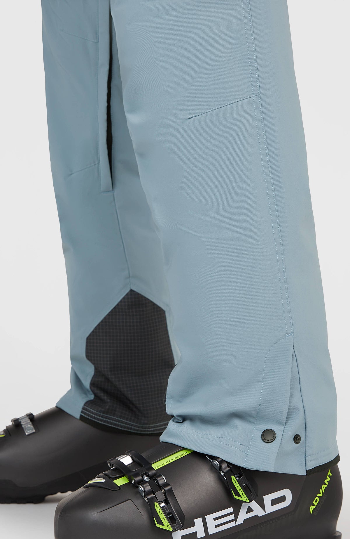 FWC'Peak Cargo-Skihose, blau, Nahaufnahme des Saums mit Druckknöpfen über dem Skischuh