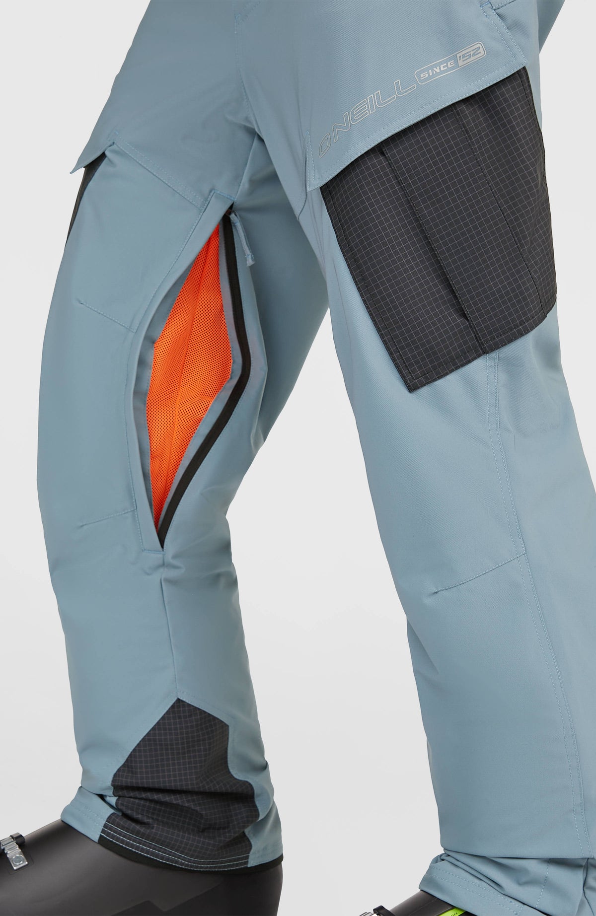 FWC'Peak Cargo-Skihose, blau, Nahaufnahme des Belüftungsreißverschlusses mit orangem Mesh