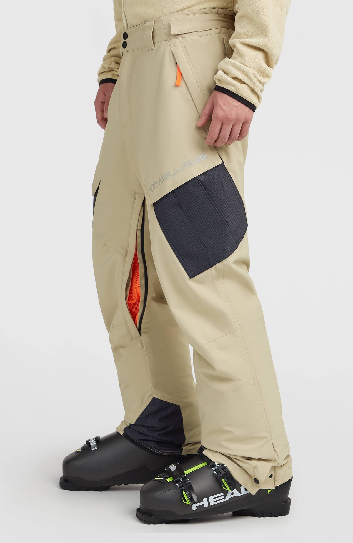 FWC'Peak Cargo-Skihose für Herren, beige, Halbprofil am Model mit geöffnetem Belüftungsreißverschluss