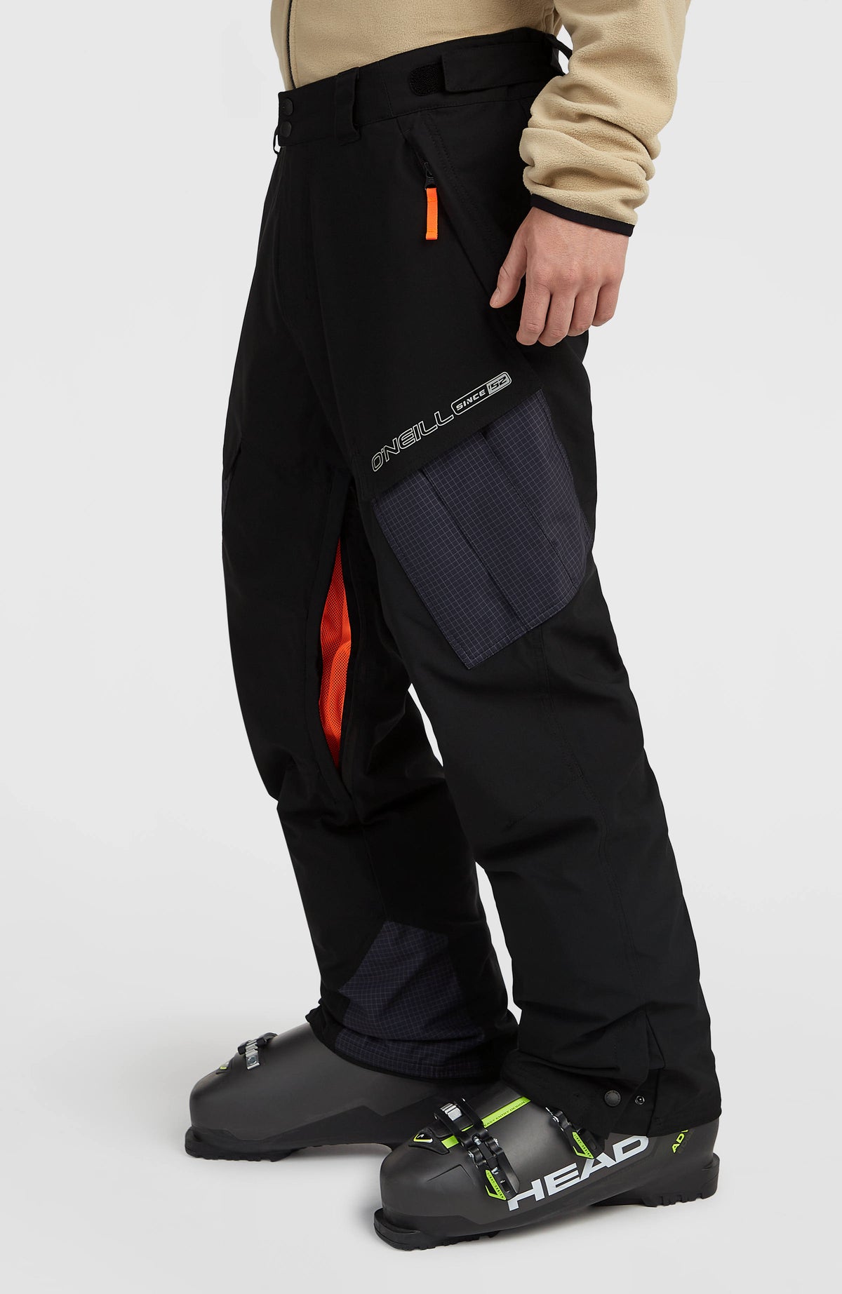 FWC'Peak Cargo-Skihose für Herren, schwarz, Seitenansicht am Model, geöffneter Belüftungsreißverschluss