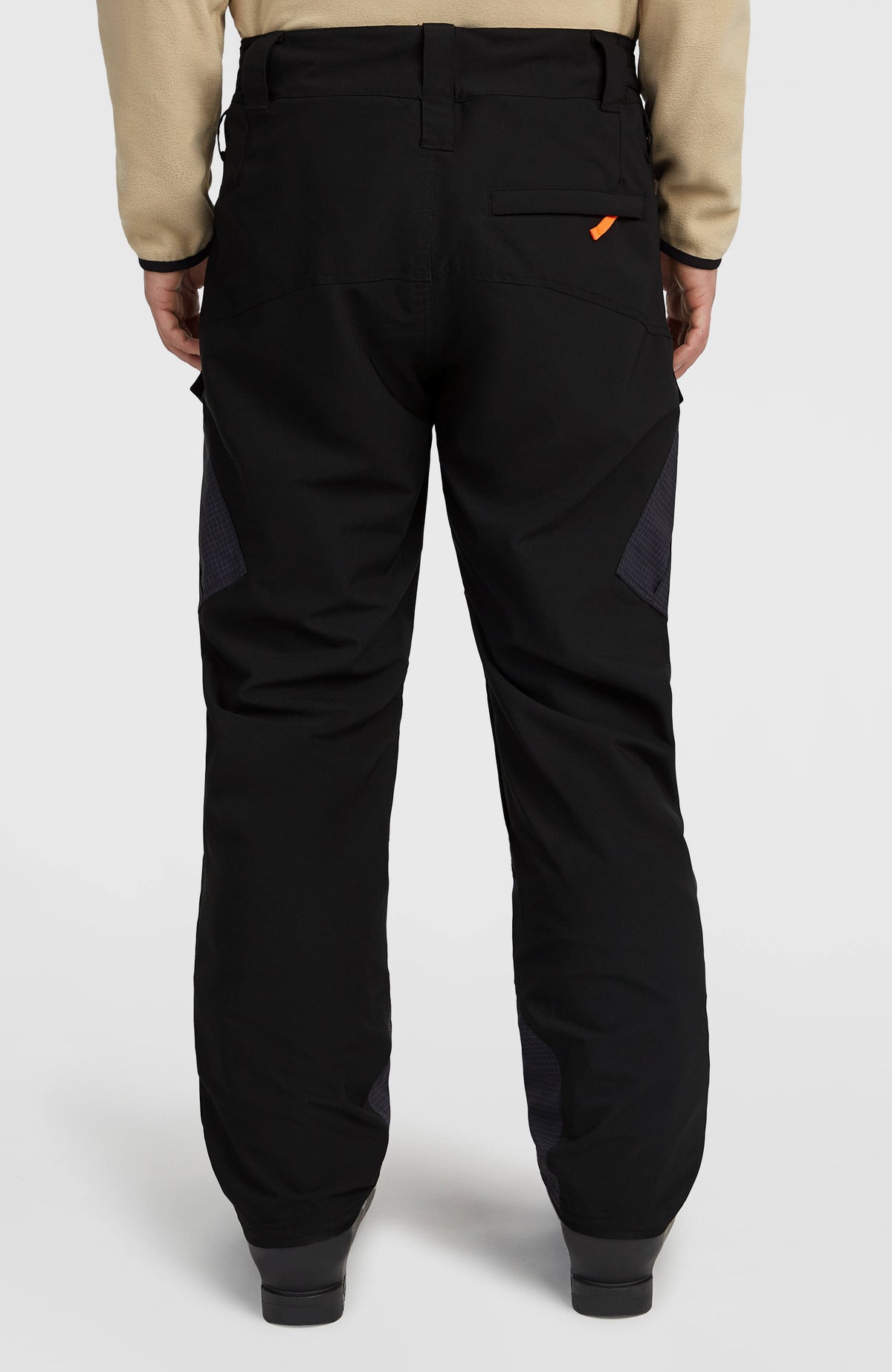 FWC'Peak Cargo-Skihose für Herren, schwarz, Rückansicht am Model, verdeckte Gesäßtasche mit Zuglasche
