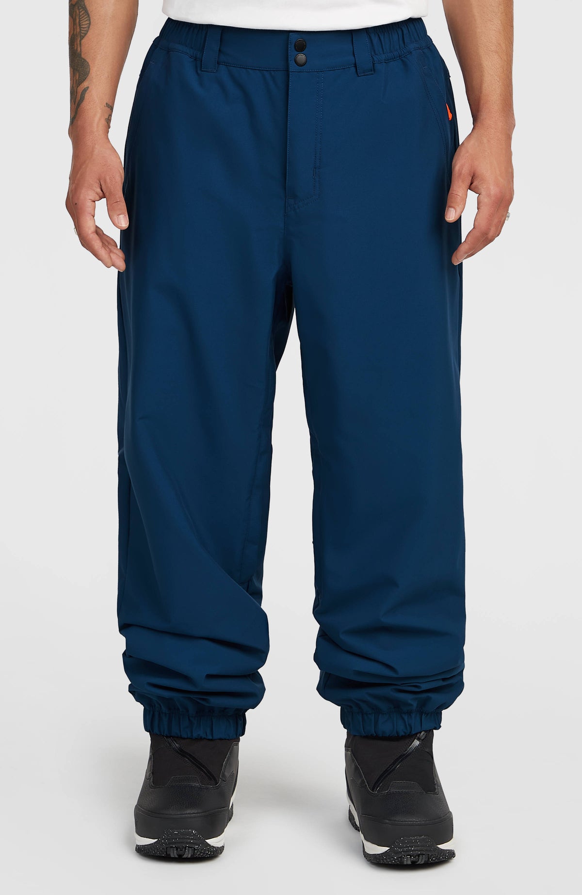 O'Neill FWC Oversized Ski- und Snowboardhose für Herren, blau, Vorderansicht am Model