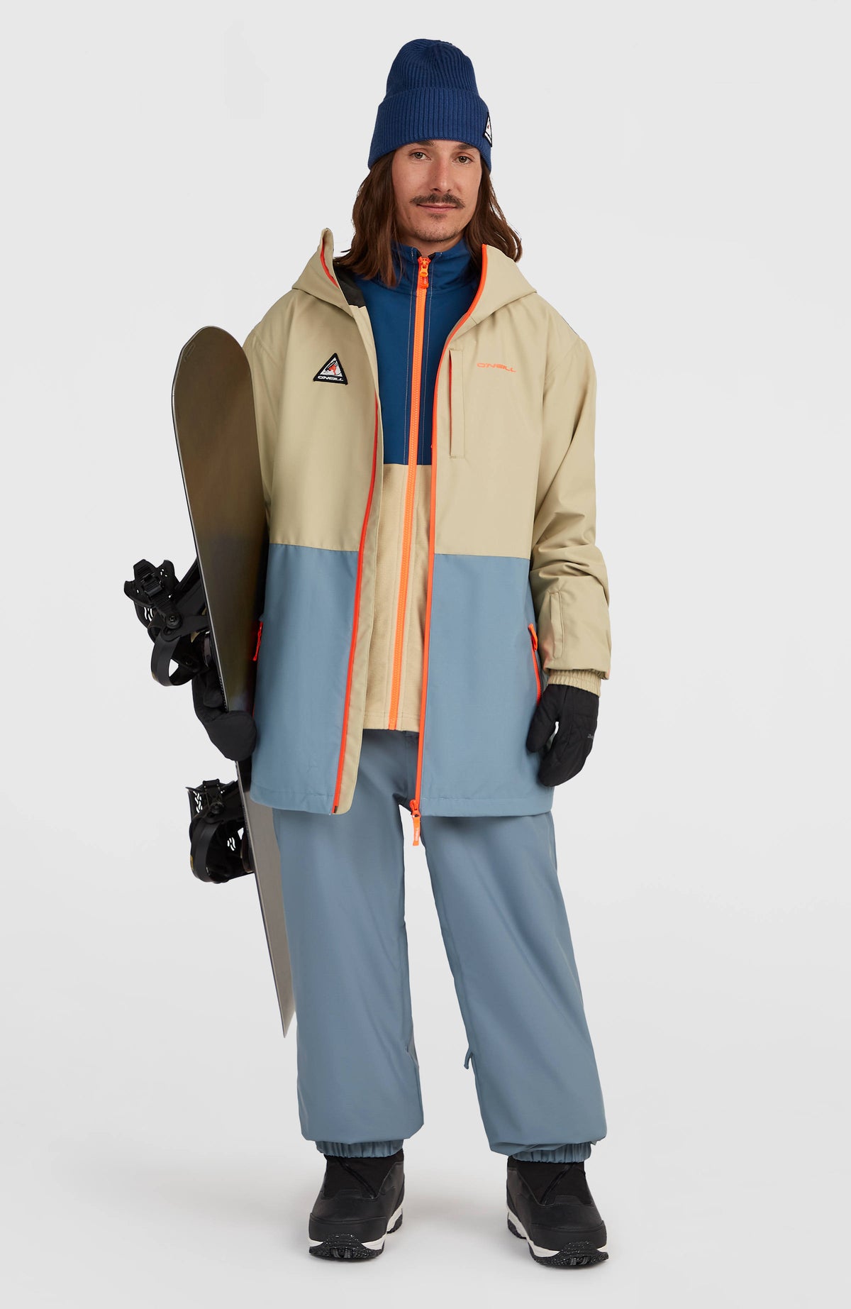 FWC Oversized Ski- und Snowboardhose für Herren, blau, getragen am Model mit Jacke und Mütze