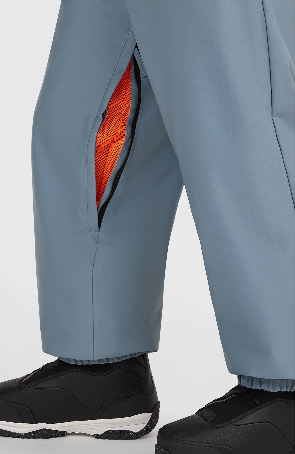 FWC Oversized Ski- und Snowboardhose, blau, Nahaufnahme des Belüftungsreißverschlusses am Hosenbein