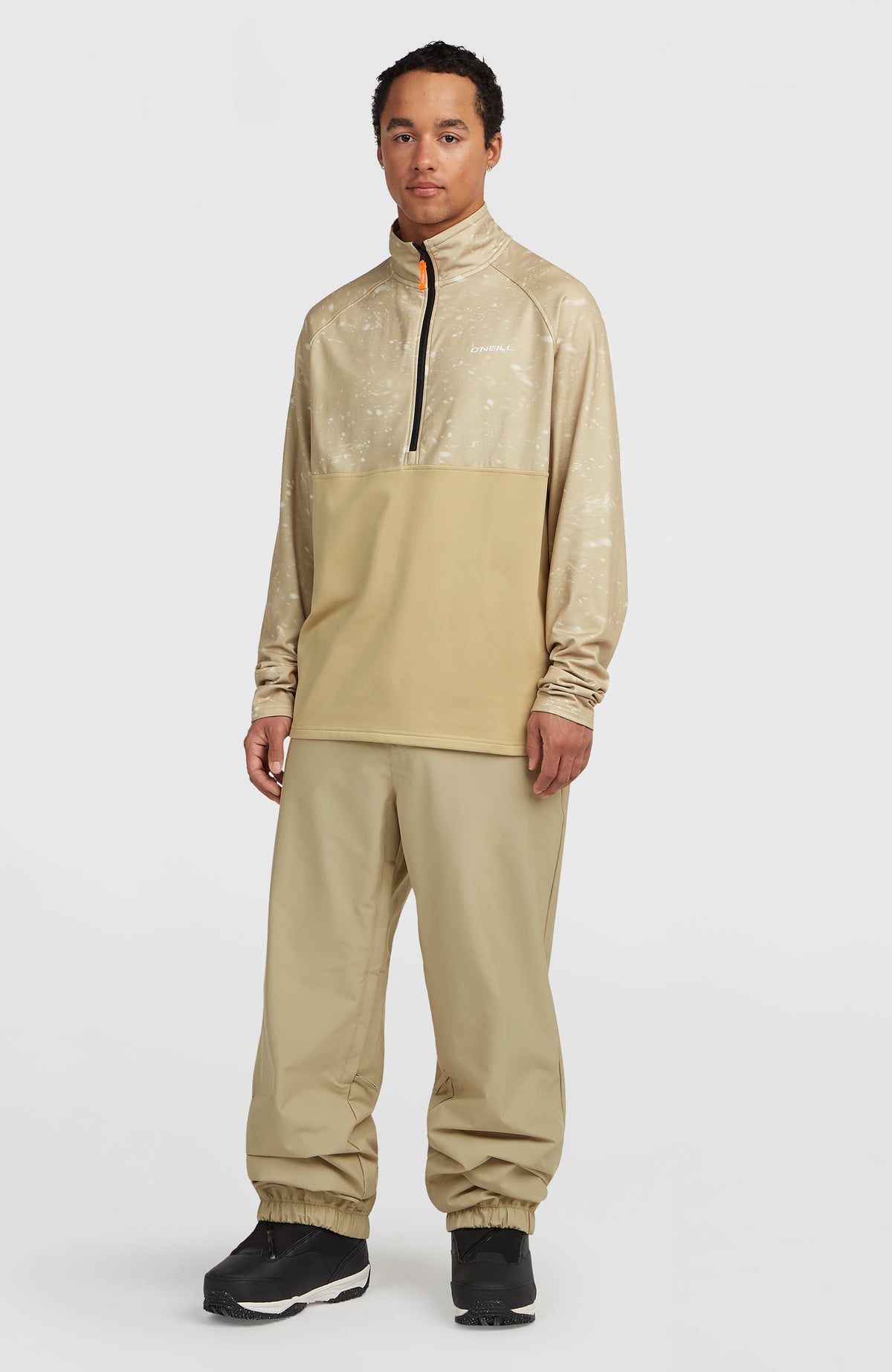 FWC Oversized Ski- und Snowboardhose für Herren, beige, Ganzkörperansicht im Studio getragen am Model