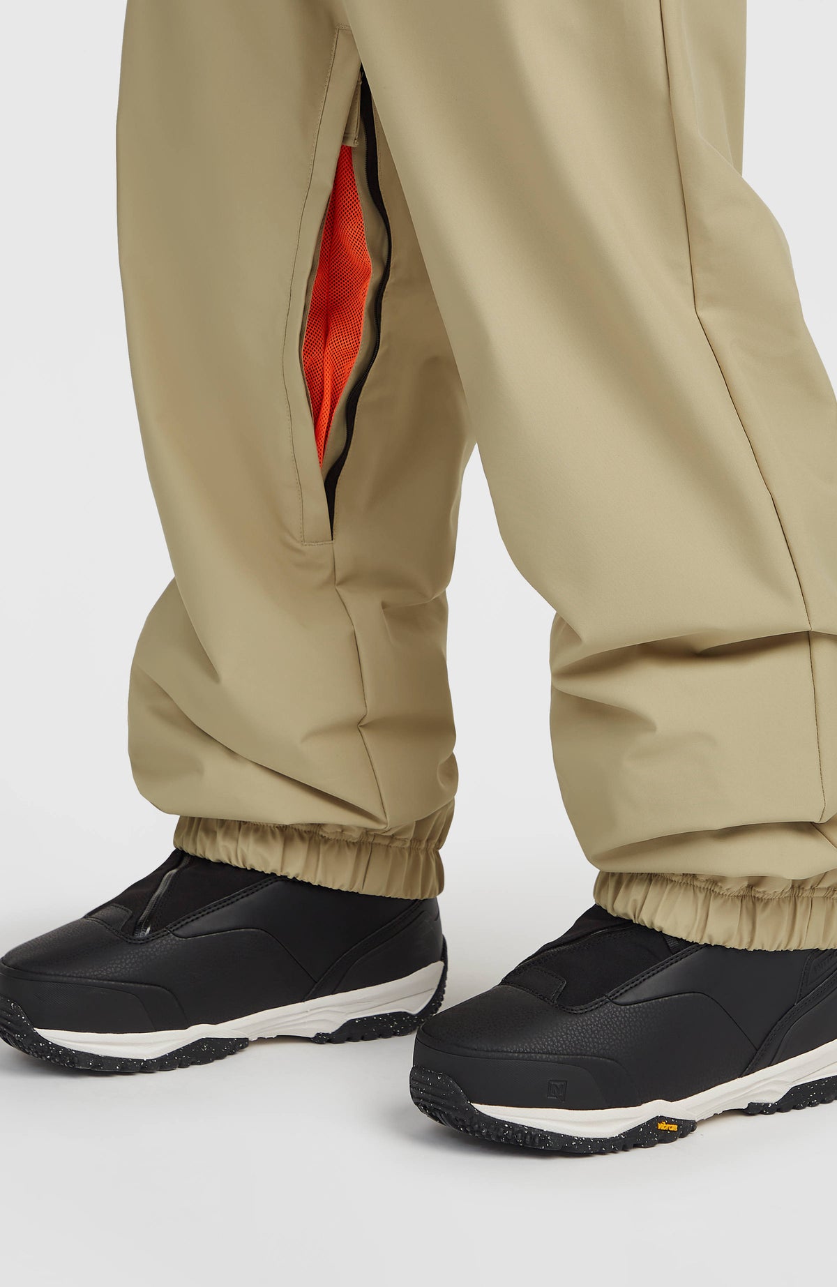 Nahaufnahme des geöffneten Belüftungsreißverschlusses der beigen FWC Oversized Ski- und Snowboardhose