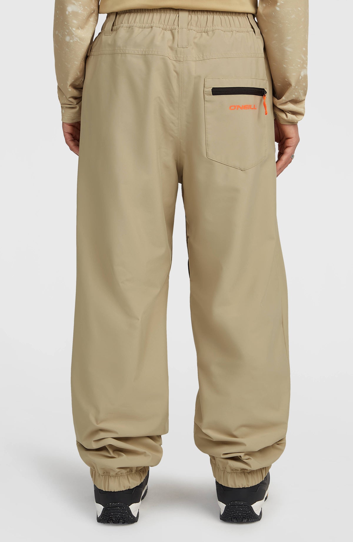 FWC Oversized Ski- und Snowboardhose für Herren, beige, Rückansicht mit elastischem Bund am Model