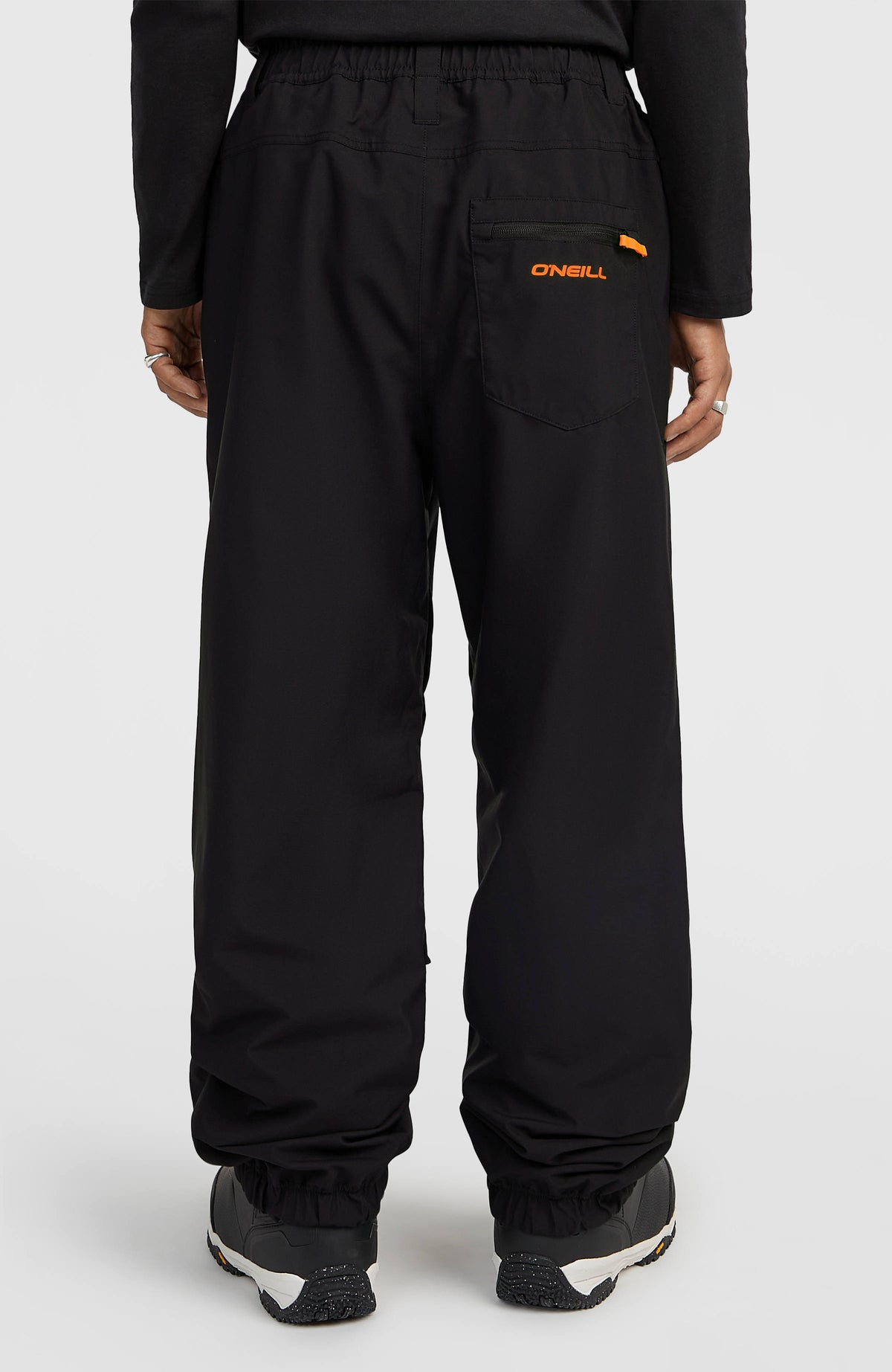 FWC Oversized Ski- und Snowboardhose für Herren, schwarz, Rückansicht am Model mit Logo-Gesäßtasche