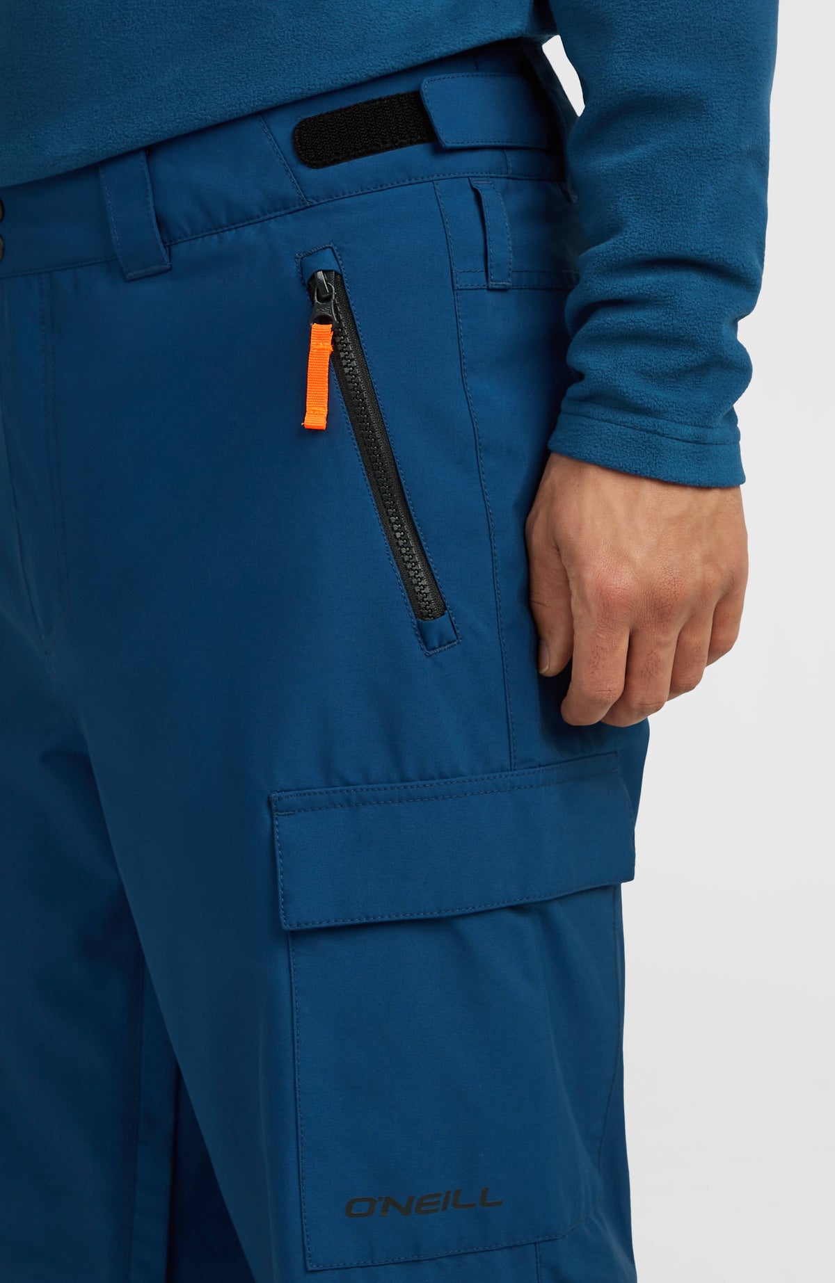 FWC'Cruz Cargo-Skihose, blau, Nahaufnahme am Model mit Reißverschlusstasche und Cargotasche