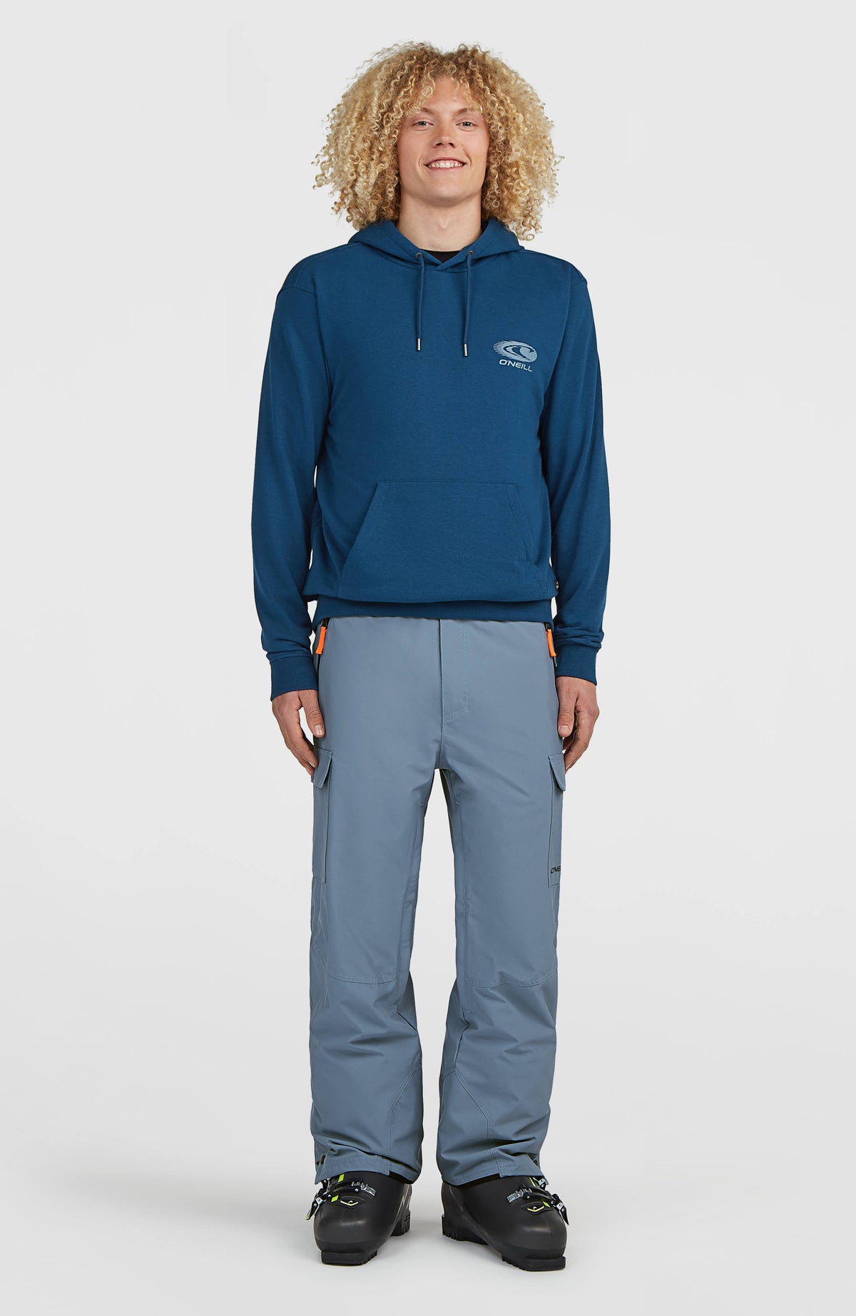 FWC'Cruz Cargo-Skihose für Herren, blau, Ganzkörperansicht von vorne getragen am Model in lockerer Passform