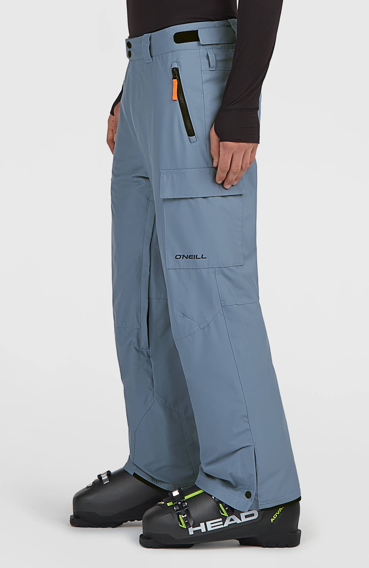 FWC'Cruz Cargo-Skihose für Herren, blau, Seitenansicht getragen am Model mit Logo-Schriftzug auf der Cargotasche