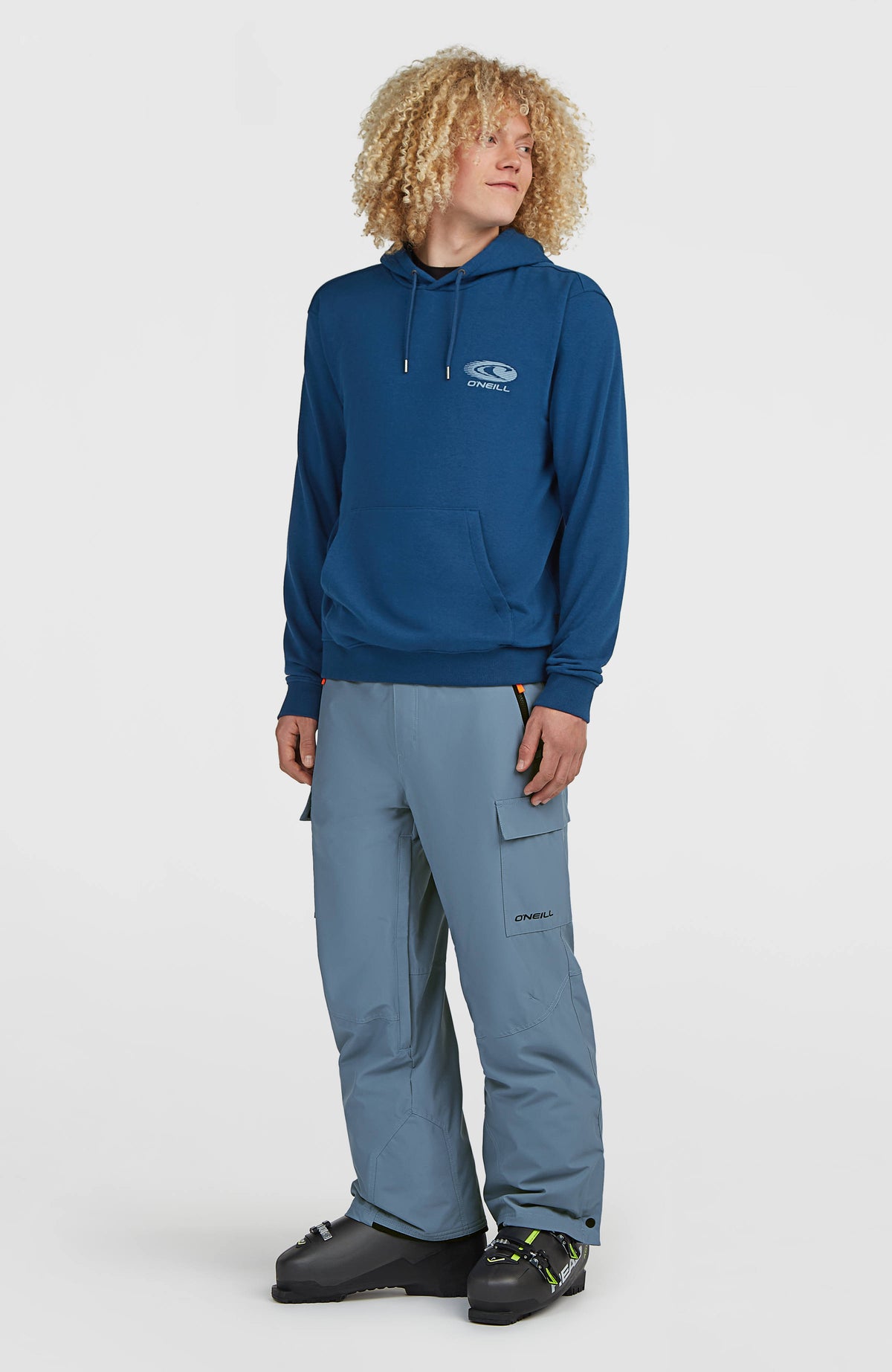 FWC'Cruz Cargo-Skihose für Herren, blau, halbschräge Ganzkörperansicht getragen am Model in Skischuhen
